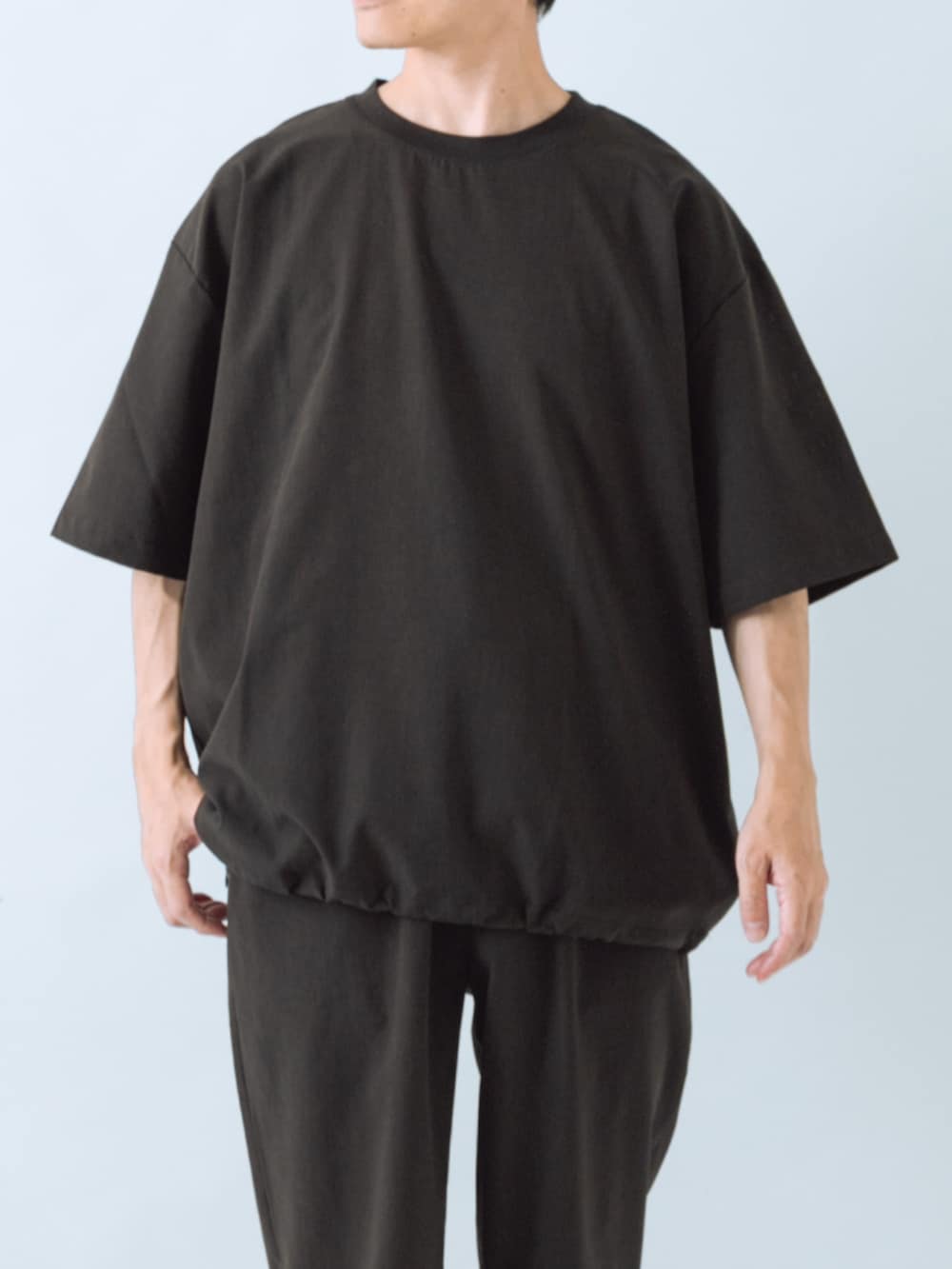 ブラック系のTシャツ/カットソー、ブラック系のその他パンツを着用したメンズの夏コーディネートの2枚目の写真