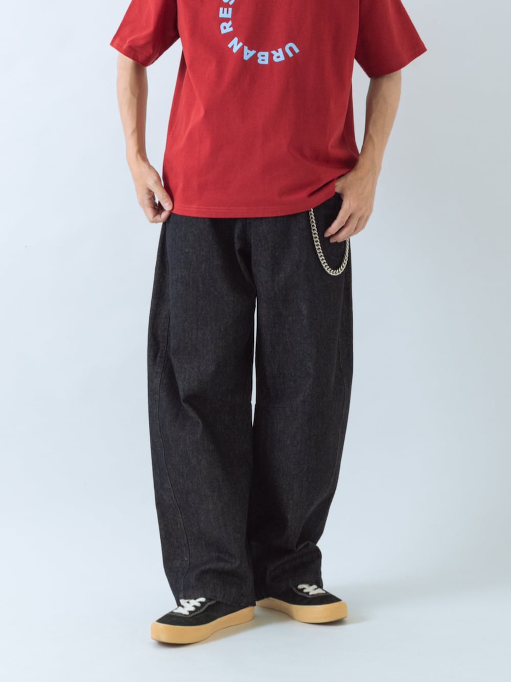 レッド系のTシャツ/カットソー、シルバー系のチャームを着用したメンズの夏コーディネートの3枚目の写真