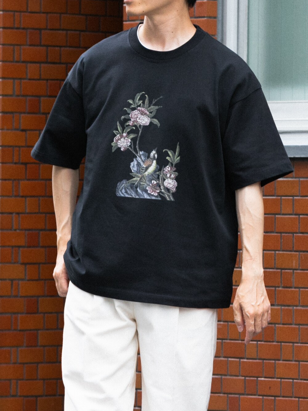 ホワイト系のその他パンツ、その他のTシャツ/カットソーを着用したメンズの夏コーディネートの2枚目の写真