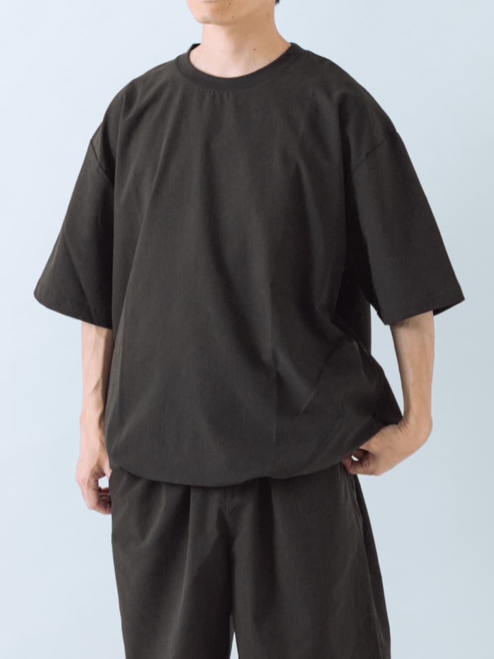 ブラック系のTシャツ/カットソー、ブラック系のその他パンツを着用したメンズの夏コーディネートの3枚目の写真