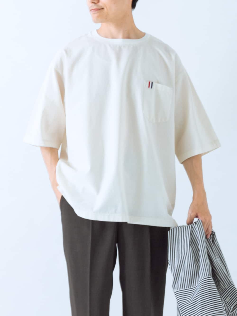 ホワイト系のTシャツ/カットソー、ブラック系のその他パンツを着用したメンズの夏コーディネートの3枚目の写真