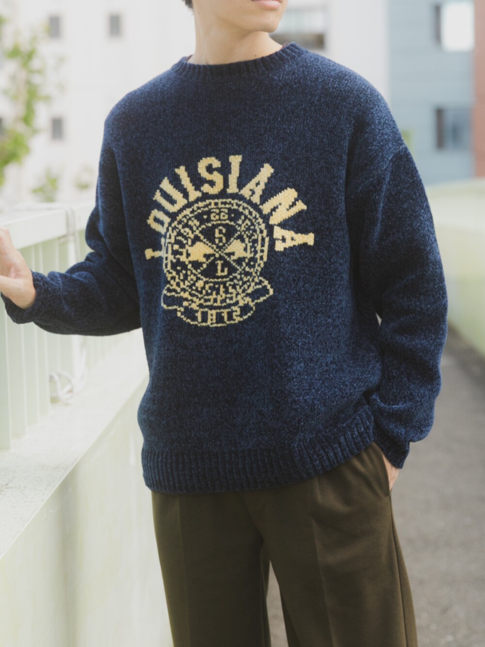 ブルー系のニット/セーター、グリーン系のその他パンツを着用したメンズの秋コーディネートの2枚目の写真