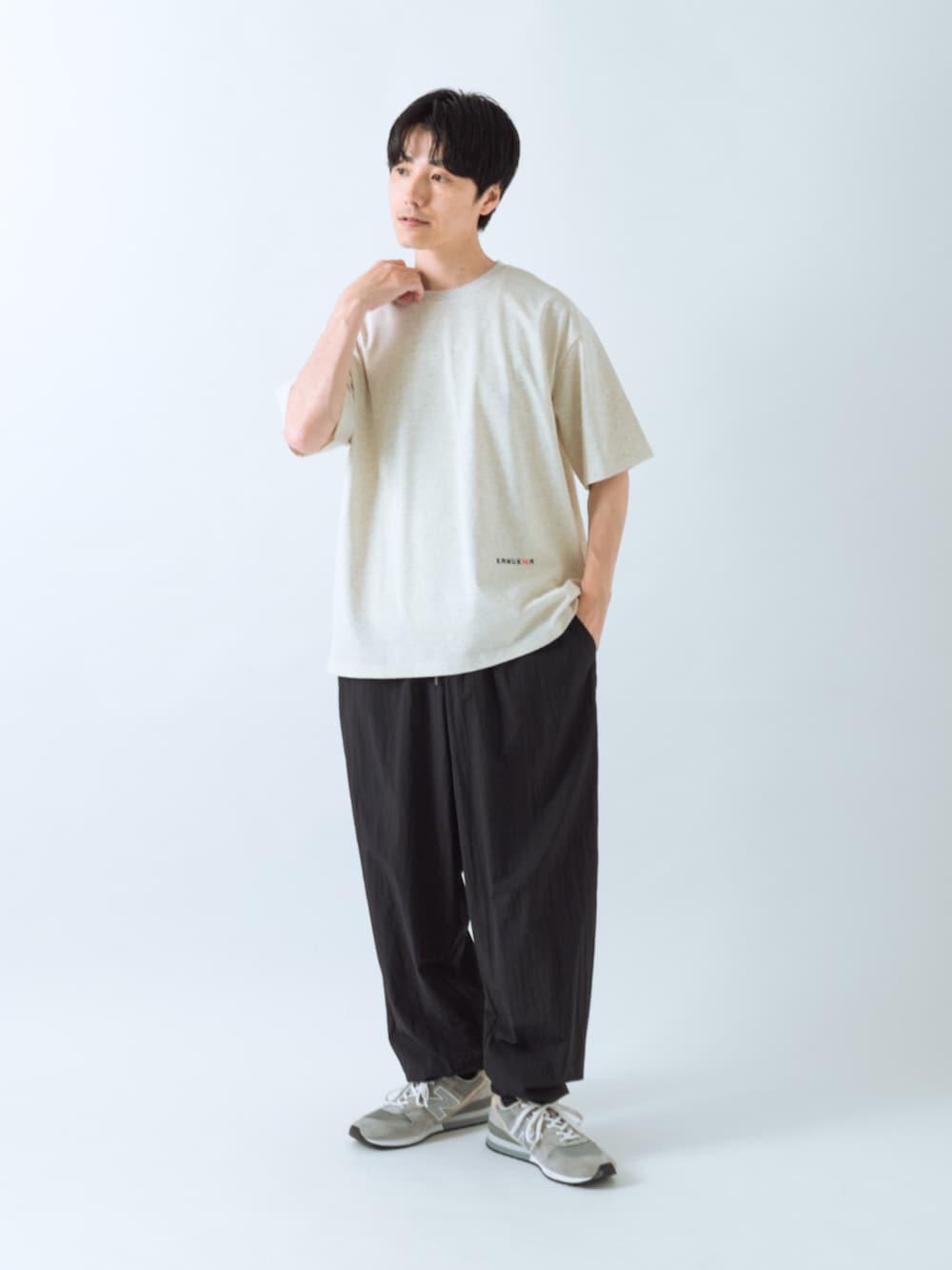ホワイト系のTシャツ/カットソー、ブラック系のその他パンツを着用したメンズの夏コーディネートの2枚目の写真