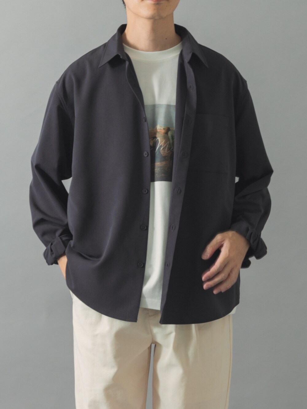 ホワイト系のその他パンツ、その他のTシャツ/カットソー、グレー系のシャツ/ブラウスを着用したメンズの夏コーディネートの3枚目の写真