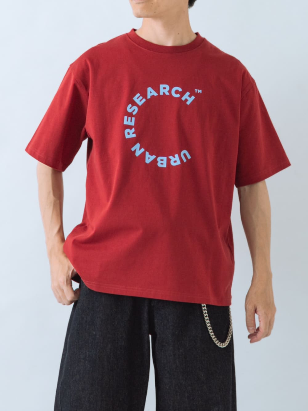レッド系のTシャツ/カットソー、シルバー系のチャームを着用したメンズの夏コーディネートの2枚目の写真