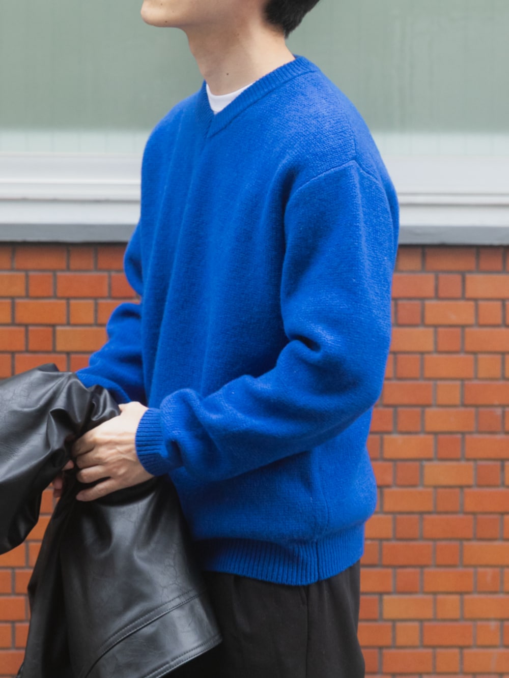 ブラック系のその他パンツ、ブルー系のニット/セーターを着用したメンズの秋コーディネートの3枚目の写真