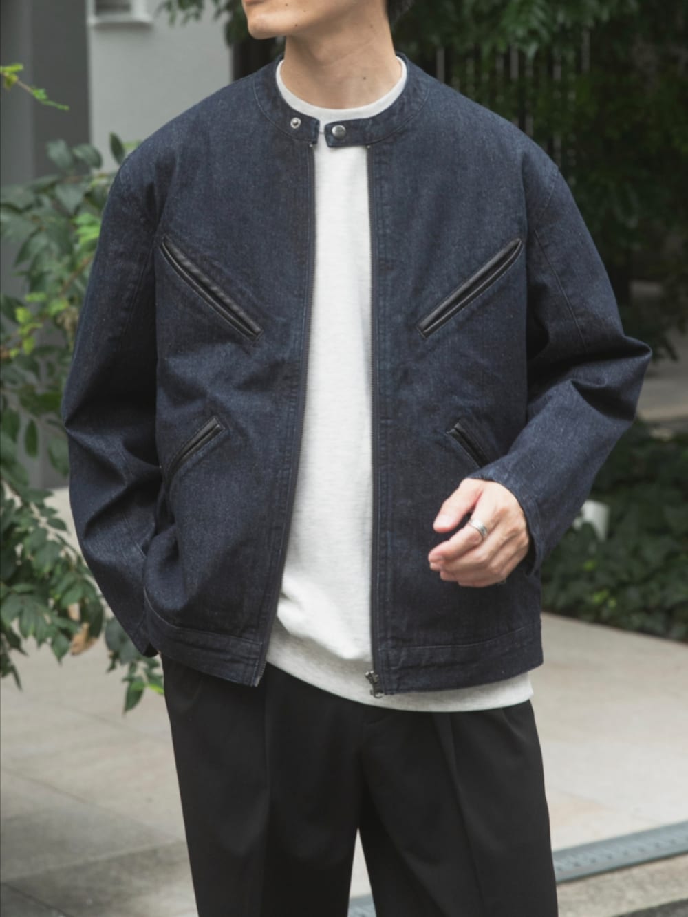 ブルー系のデニムジャケット、ホワイト系のスウェット、ブラック系のその他パンツを着用したメンズの秋コーディネートの2枚目の写真