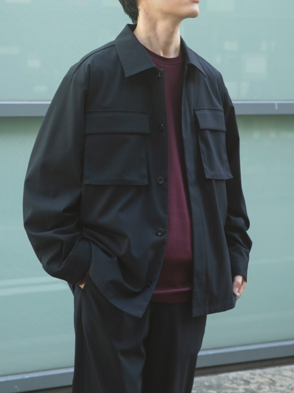 ブルー系のその他アウター、レッド系のTシャツ/カットソー、ブルー系のその他パンツを着用したメンズの秋コーディネートの2枚目の写真