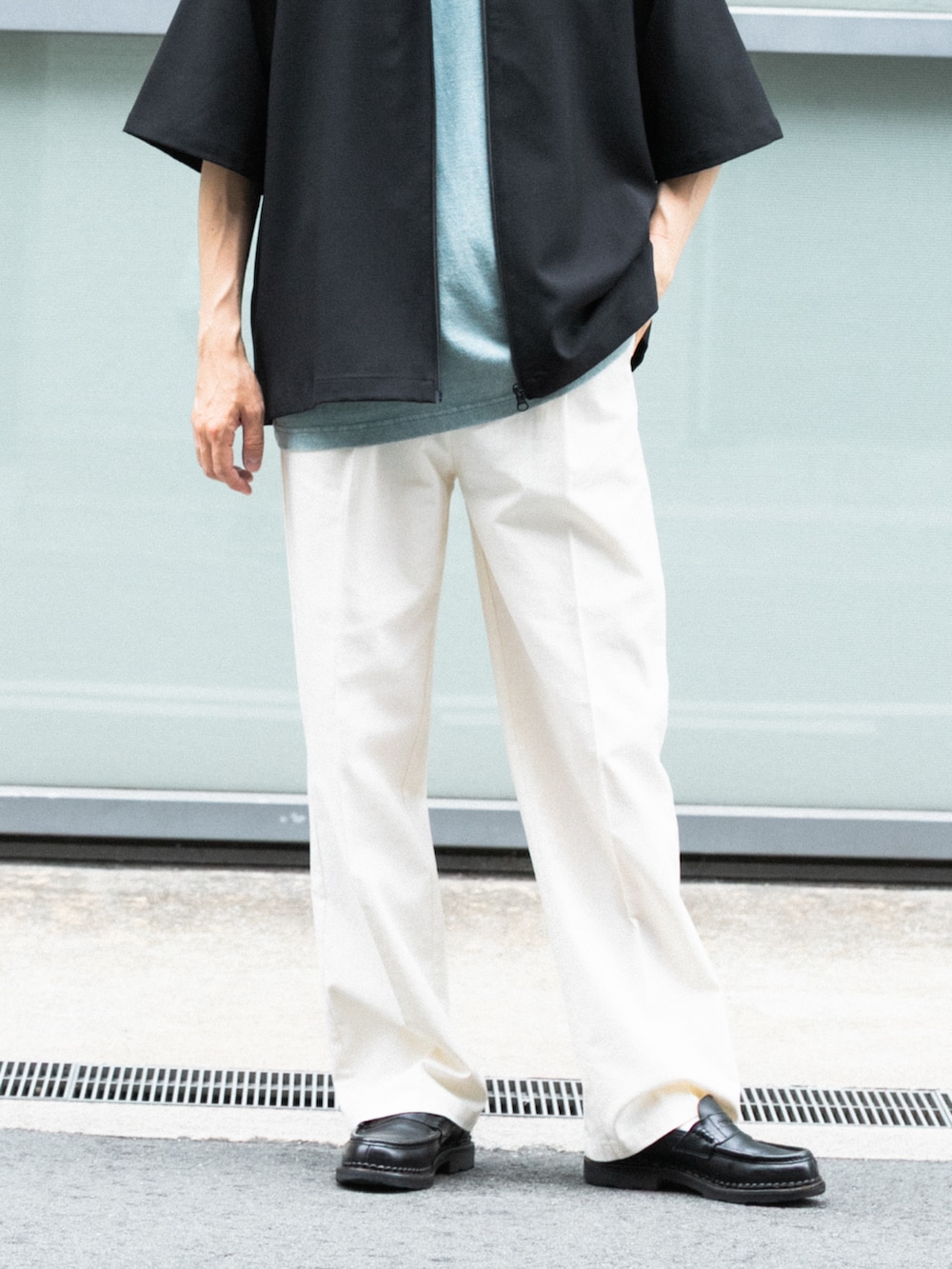 ホワイト系のその他パンツ、ブラック系のシャツ/ブラウス、グリーン系のTシャツ/カットソーを着用したメンズの夏コーディネートの3枚目の写真