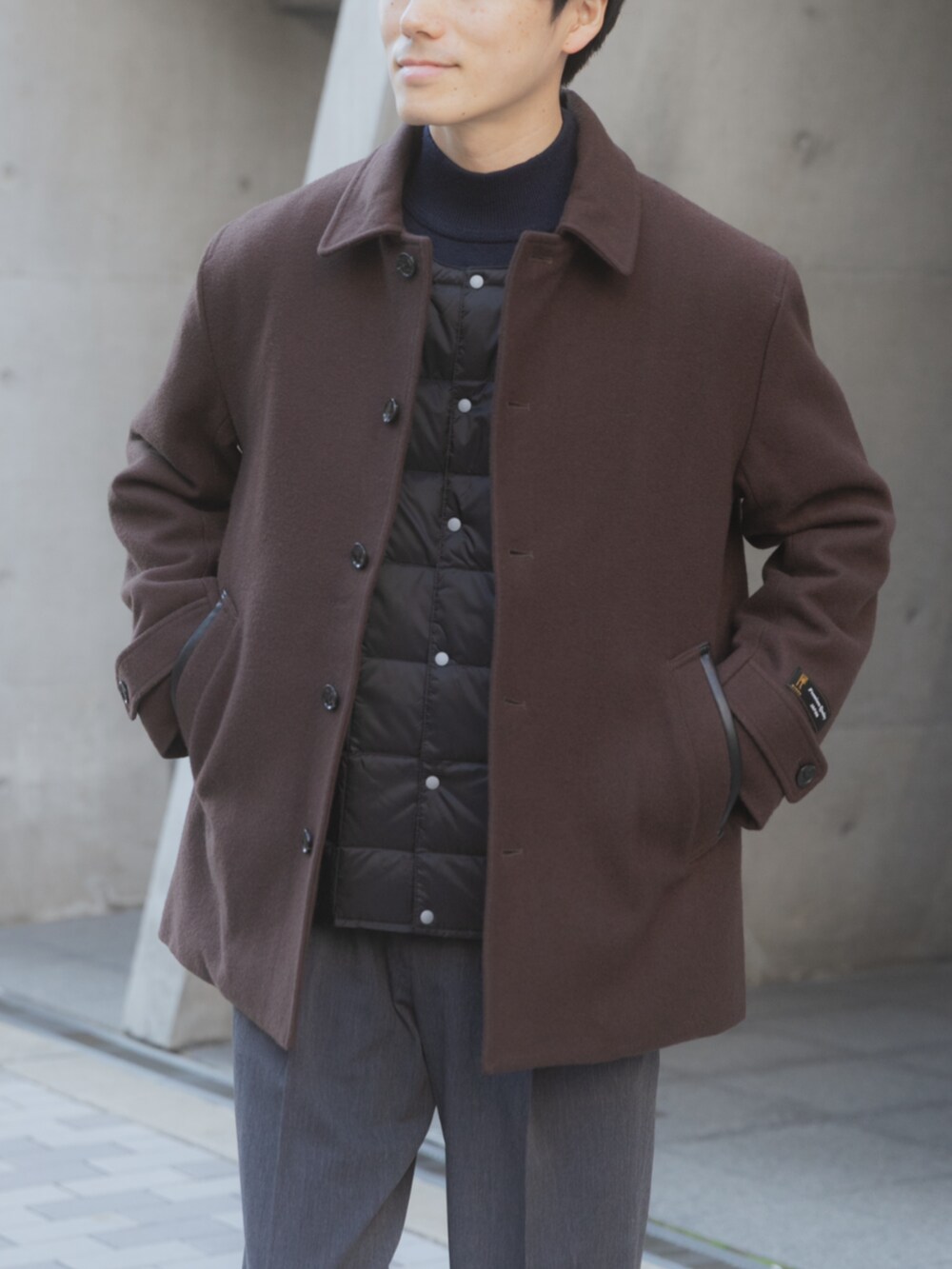 グレー系のその他パンツ、ブラウン系のその他アウター、ブラック系のダウンベストを着用したメンズの秋コーディネートの3枚目の写真