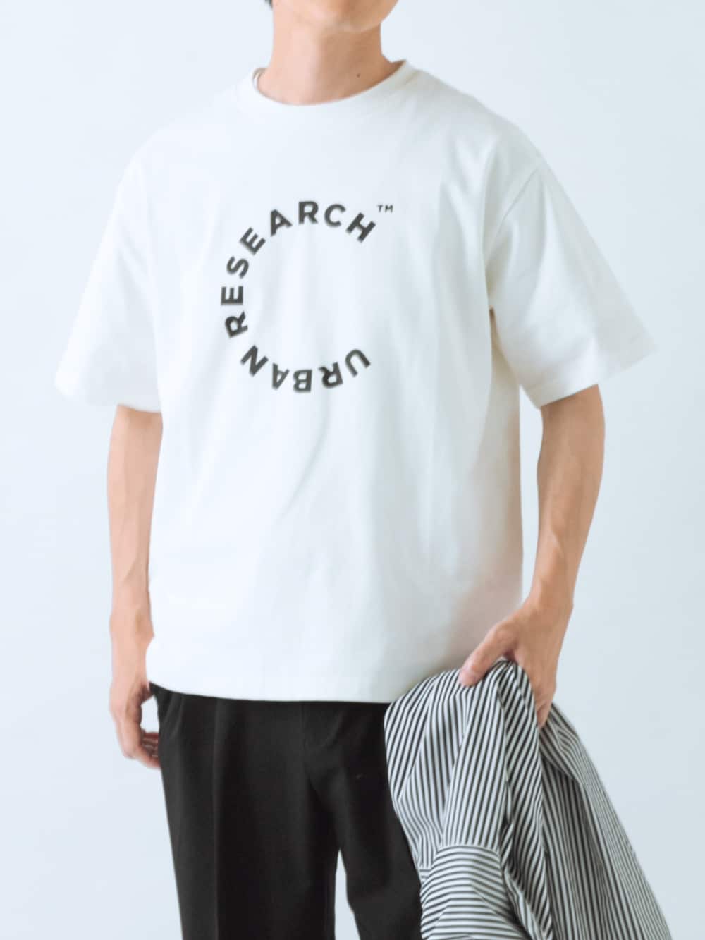 ブラック系のその他パンツ、ホワイト系のTシャツ/カットソーを着用したメンズの夏コーディネートの2枚目の写真