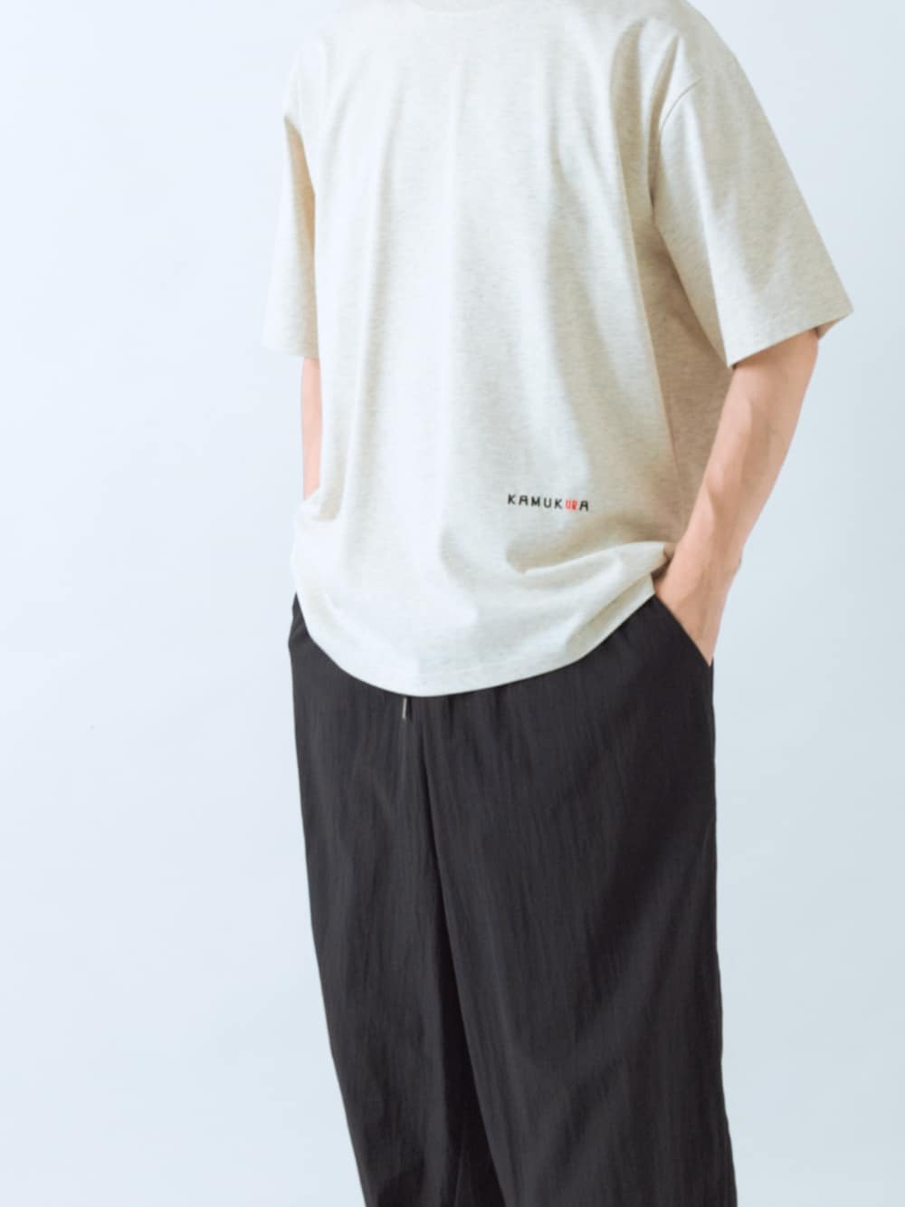 ホワイト系のTシャツ/カットソー、ブラック系のその他パンツを着用したメンズの夏コーディネートの4枚目の写真