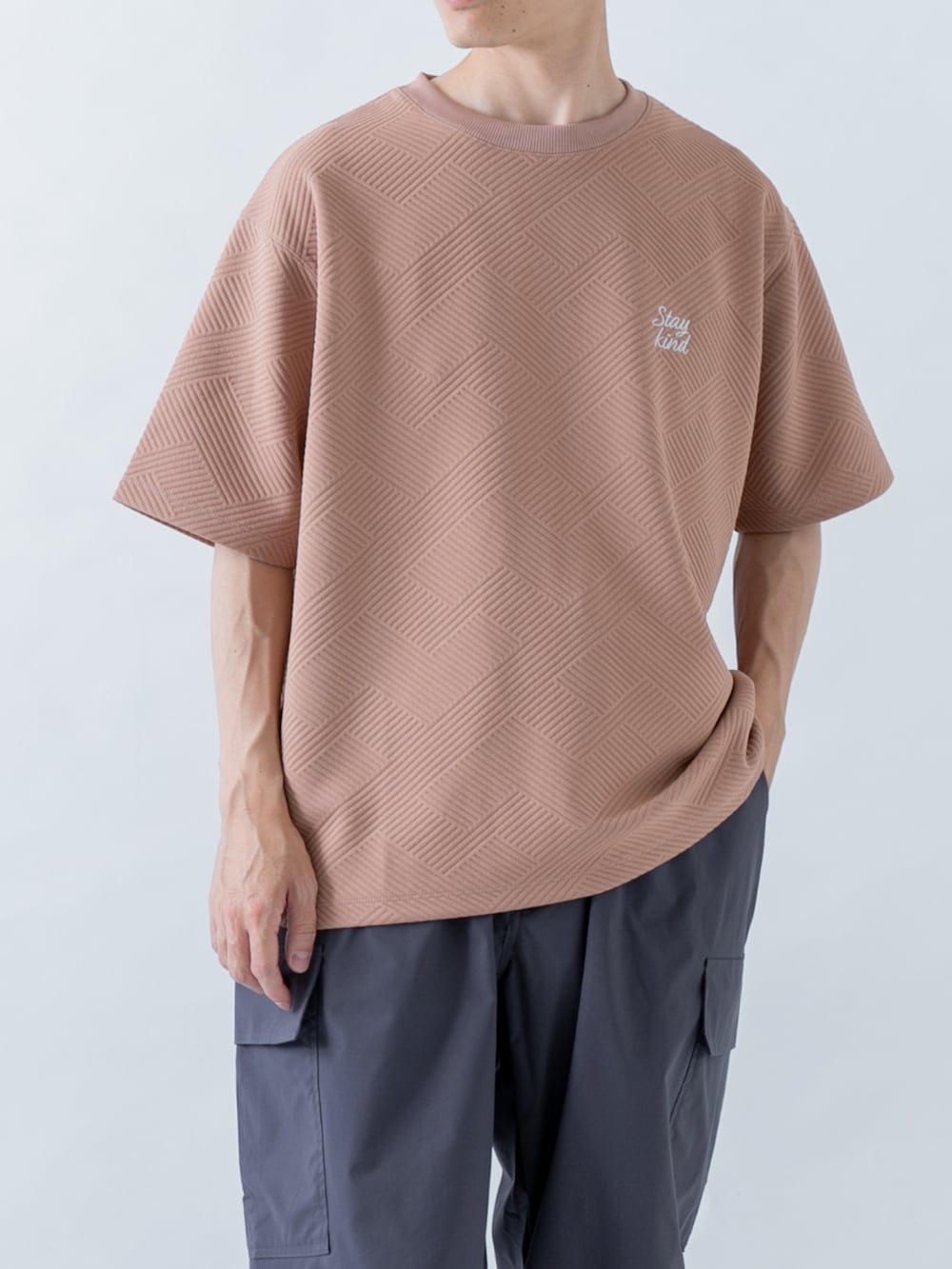 ピンク系のTシャツ/カットソー、グレー系のその他パンツを着用したメンズの夏コーディネートの2枚目の写真