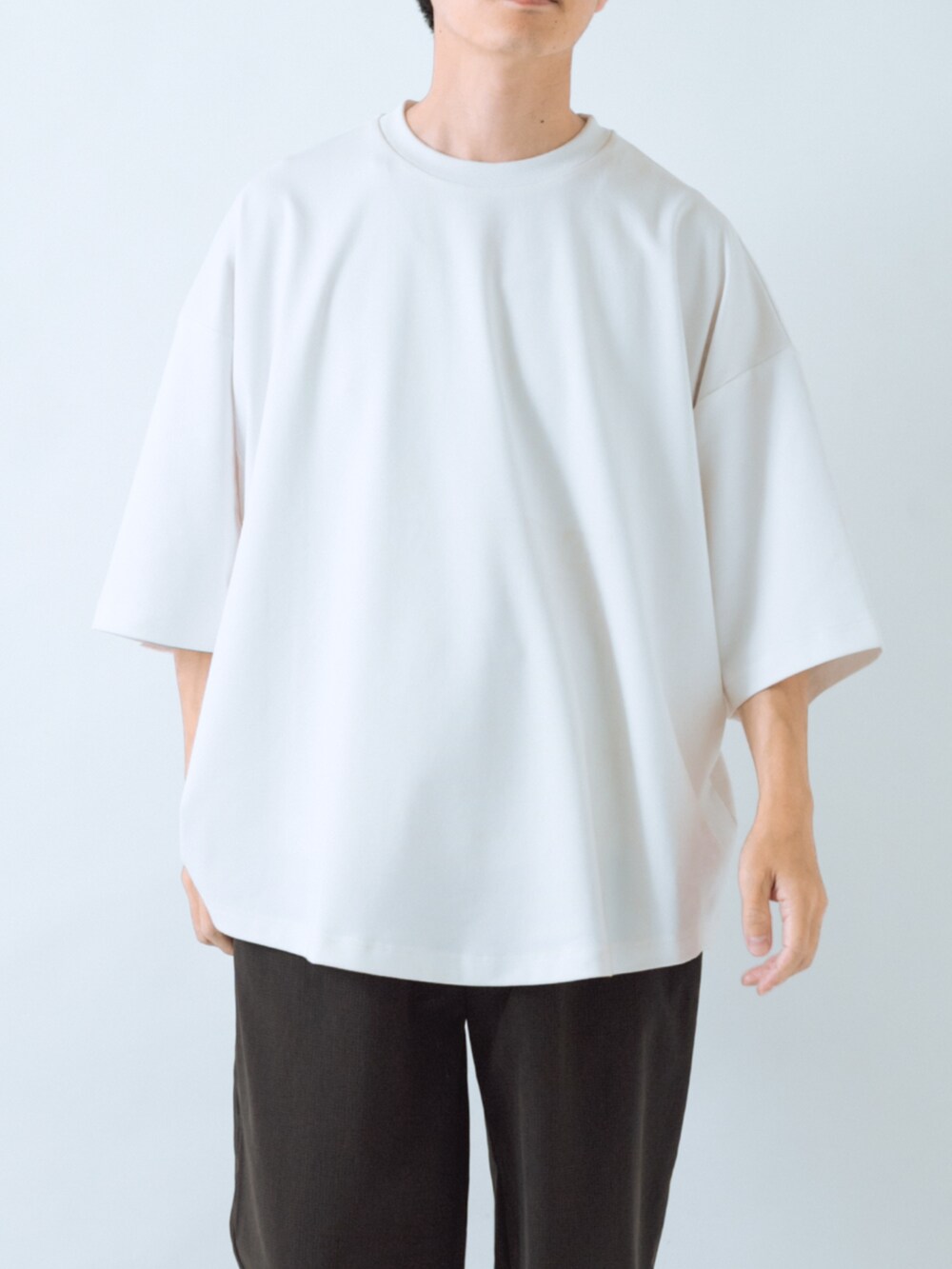 ブラック系のその他パンツ、ホワイト系のTシャツ/カットソーを着用したメンズの夏コーディネートの2枚目の写真