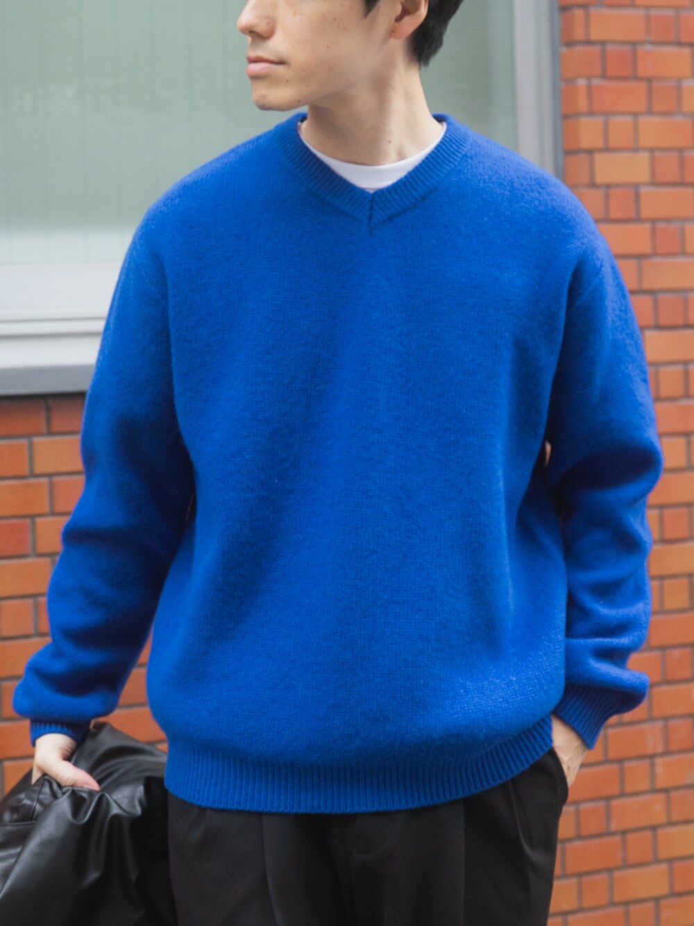 ブラック系のその他パンツ、ブルー系のニット/セーターを着用したメンズの秋コーディネートの2枚目の写真