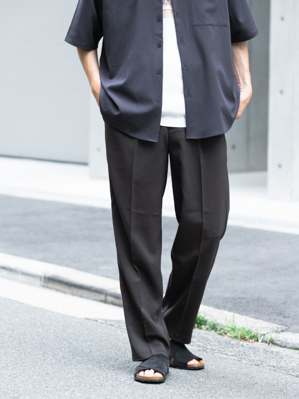 ブラック系のその他パンツ、ブルー系のシャツ/ブラウス、その他のTシャツ/カットソーを着用したメンズの夏コーディネートの3枚目の写真