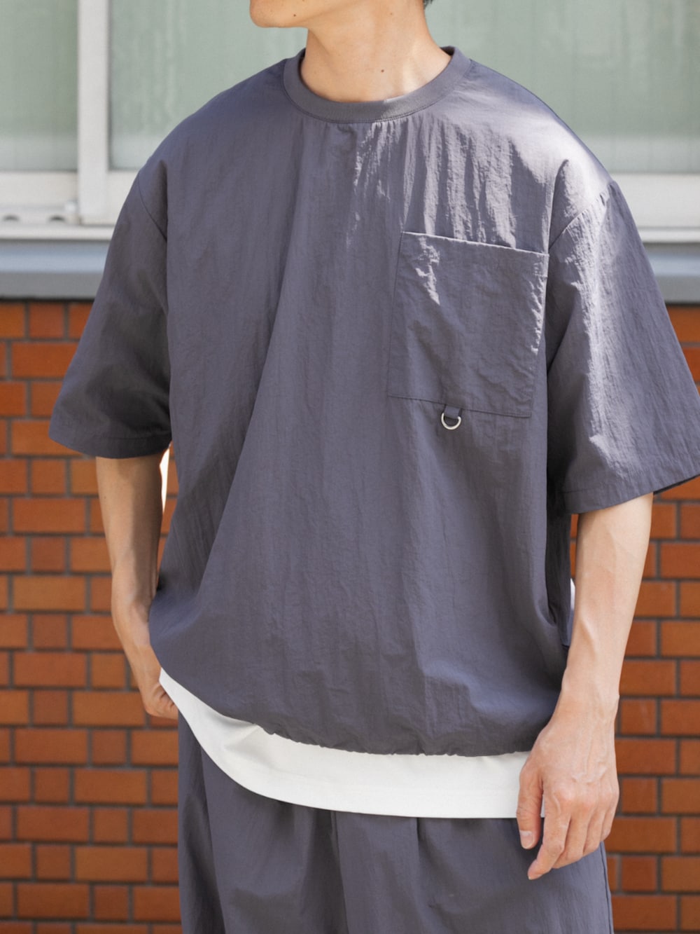 グレー系のTシャツ/カットソー、グレー系のその他パンツを着用したメンズの夏コーディネートの2枚目の写真