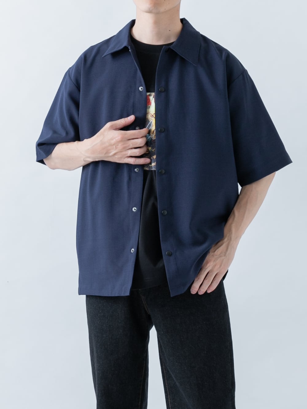 ブルー系のシャツ/ブラウス、その他のTシャツ/カットソーを着用したメンズの夏コーディネートの2枚目の写真