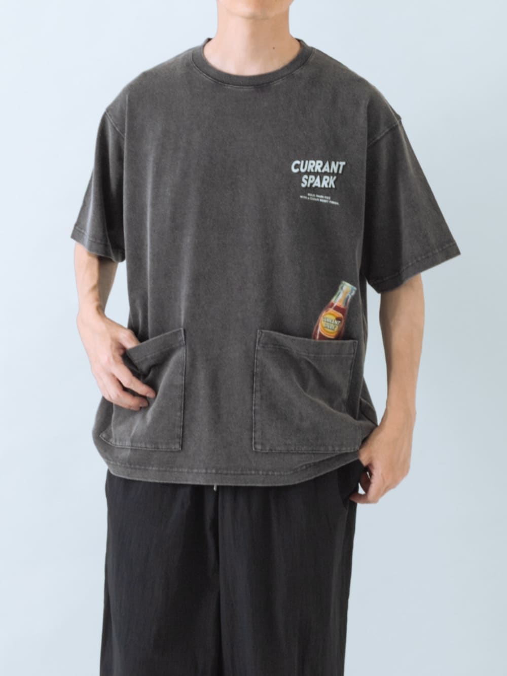 ブラック系のその他パンツ、ブラック系のTシャツ/カットソーを着用したメンズの夏コーディネートの3枚目の写真