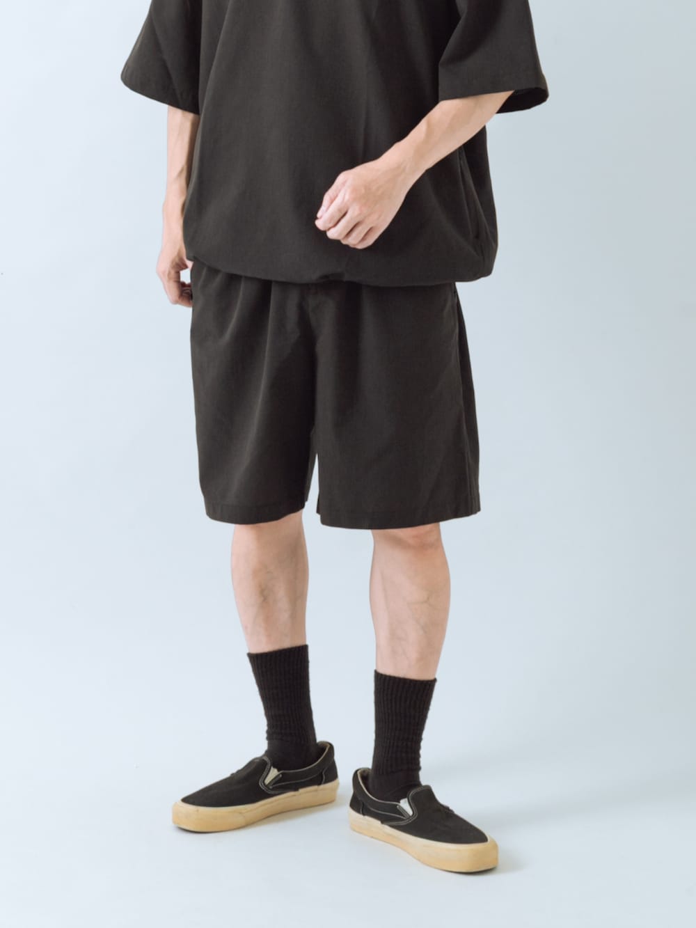 ブラック系のTシャツ/カットソー、ブラック系のその他パンツを着用したメンズの夏コーディネートの2枚目の写真
