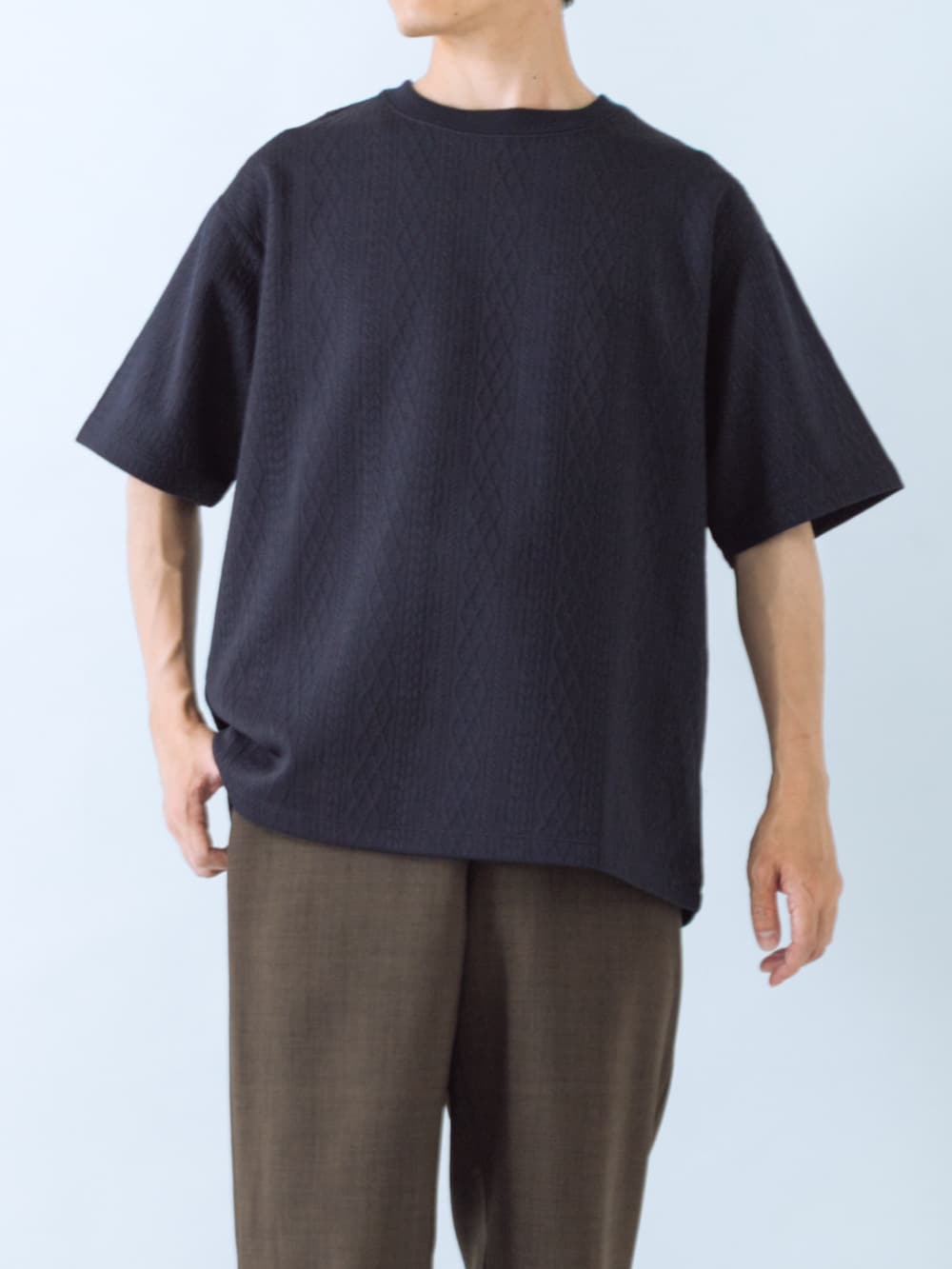 グリーン系のその他パンツ、ブルー系のTシャツ/カットソーを着用したメンズの夏コーディネートの3枚目の写真
