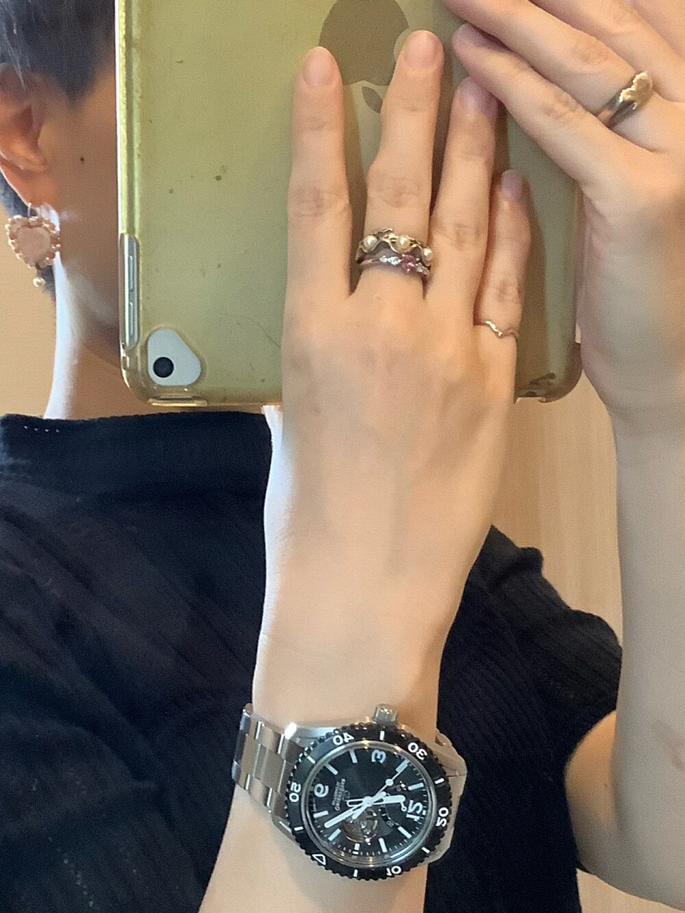 ブラック系のスカート、ブラック系のニット/セーター、ホワイト系のスニーカーを着用したレディースの秋コーディネートの2枚目の写真