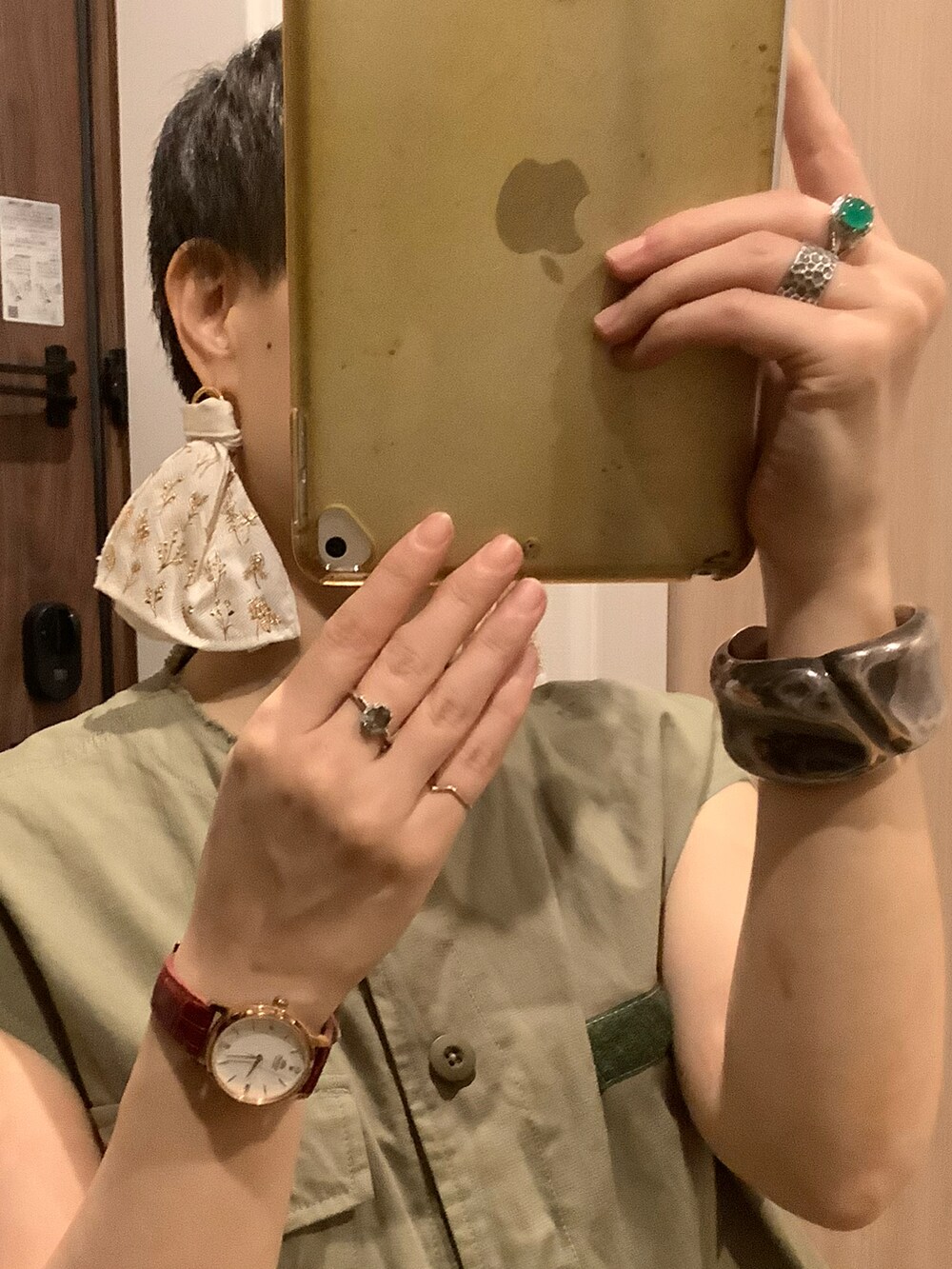 ホワイト系のワンピース/ドレス、ホワイト系のシューズ、グリーン系のジャケット/アウターを着用したレディースの秋コーディネートの2枚目の写真