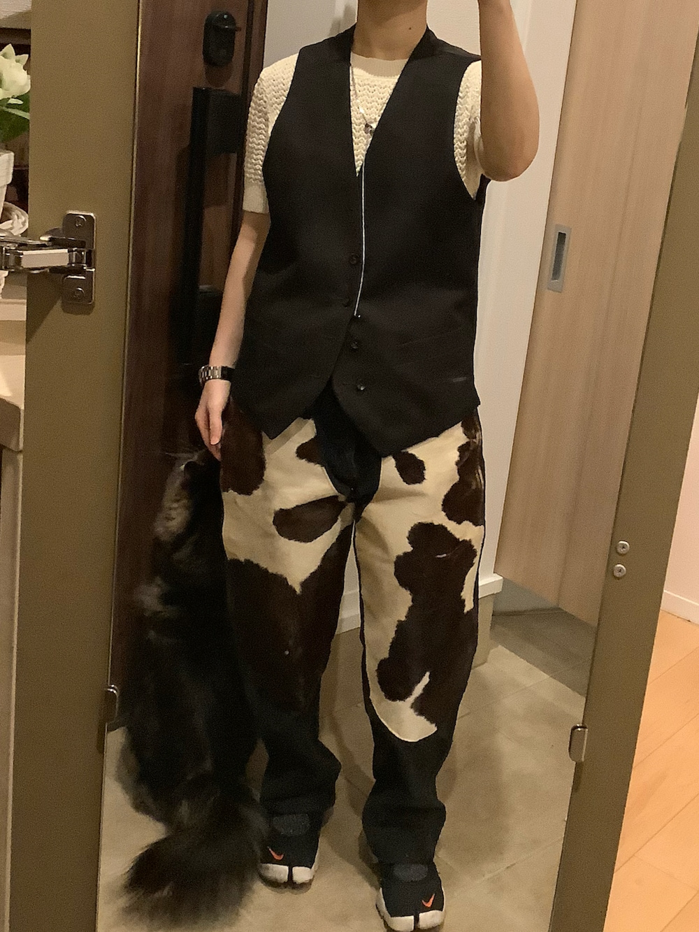 ブラック系のテーラードジャケット、ブラック系のデニムパンツ、ブラウン系のその他を着用したレディースの秋コーディネートの2枚目の写真