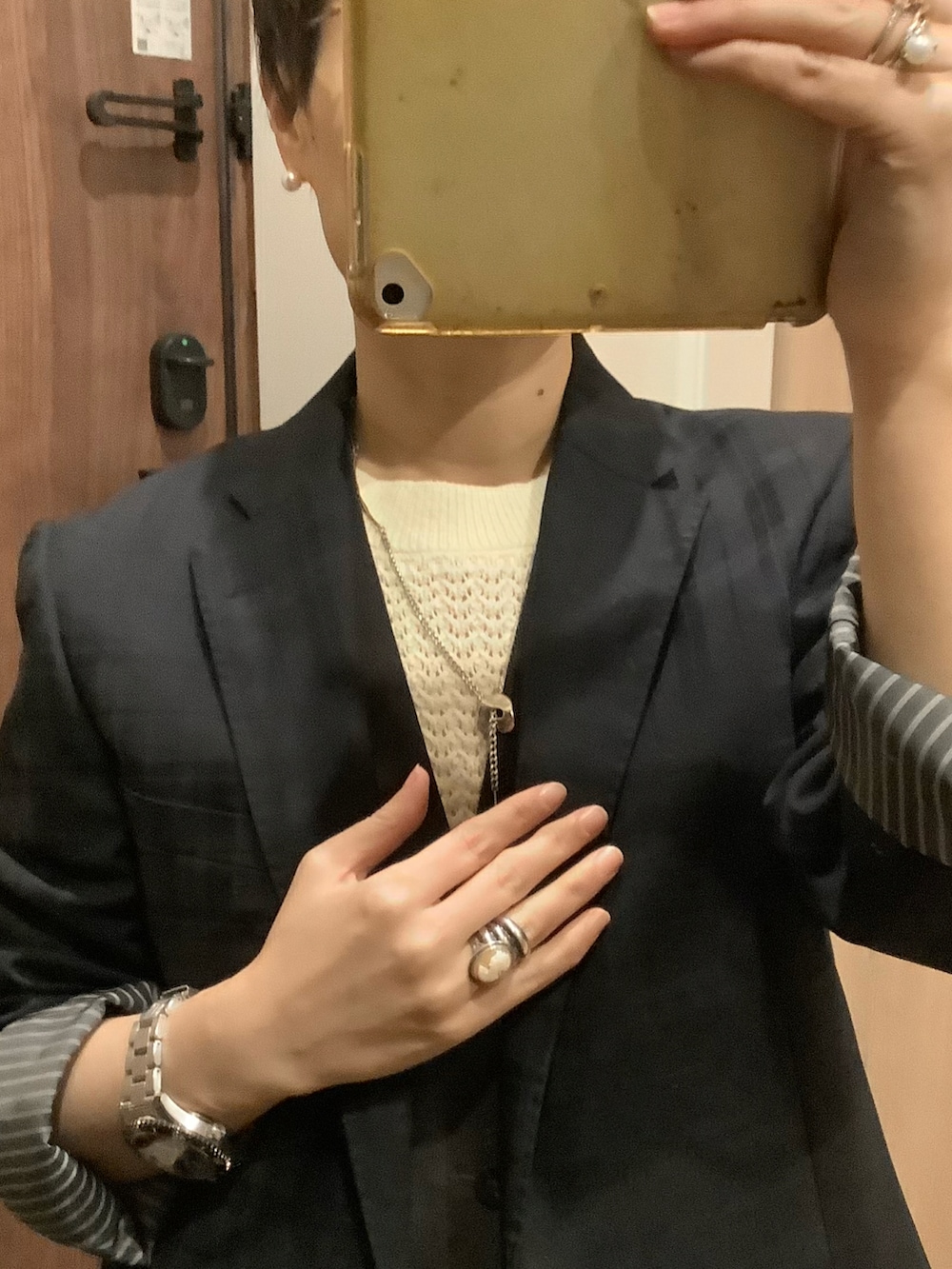 ブラック系のテーラードジャケット、ブラック系のデニムパンツ、ブラウン系のその他を着用したレディースの秋コーディネートの3枚目の写真