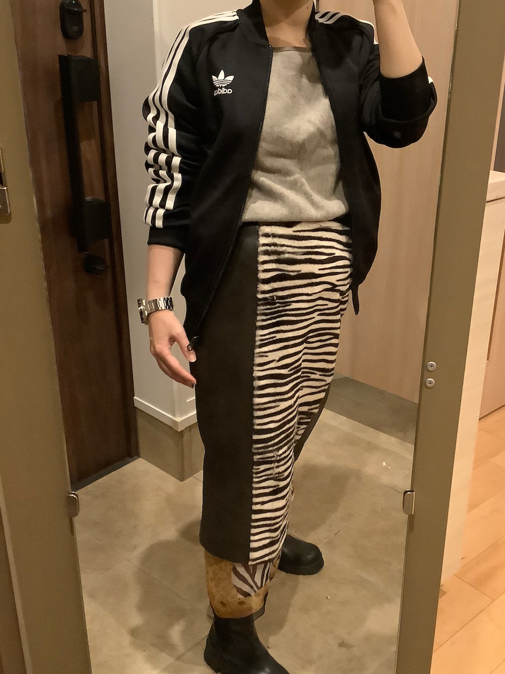 ブラック系のブルゾン、ブラウン系のスカート、その他のバンダナ/スカーフを着用したレディースの秋コーディネートの2枚目の写真