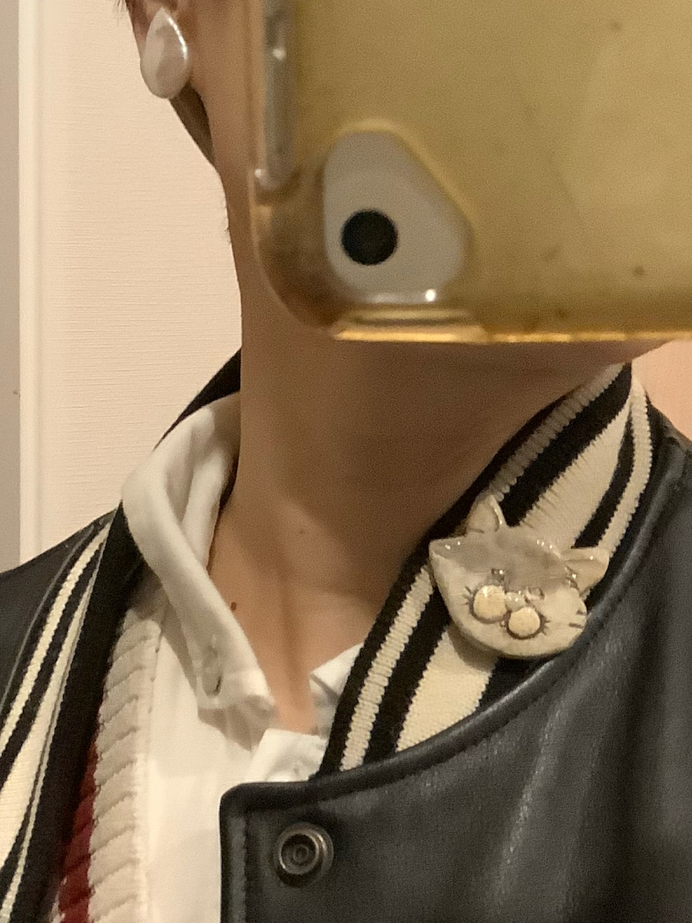 ブラック系のスタジャン、ホワイト系のサロペット/オーバーオール、グレー系のトートバッグを着用したレディースの秋コーディネートの2枚目の写真