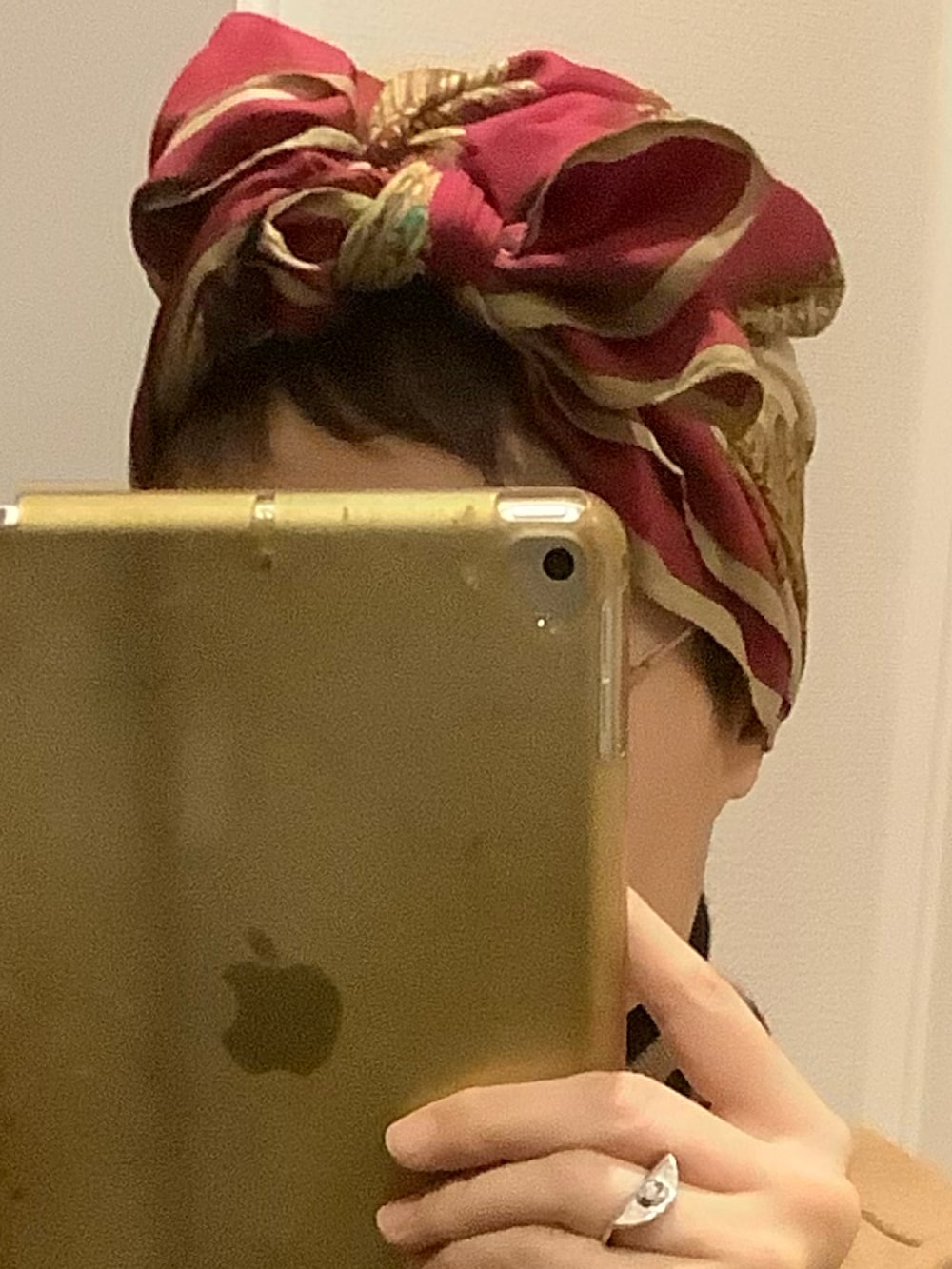 ホワイト系のサロペット/オーバーオール、ベージュ系のスタジャン、ブラウン系のバッグを着用したレディースの秋コーディネートの2枚目の写真