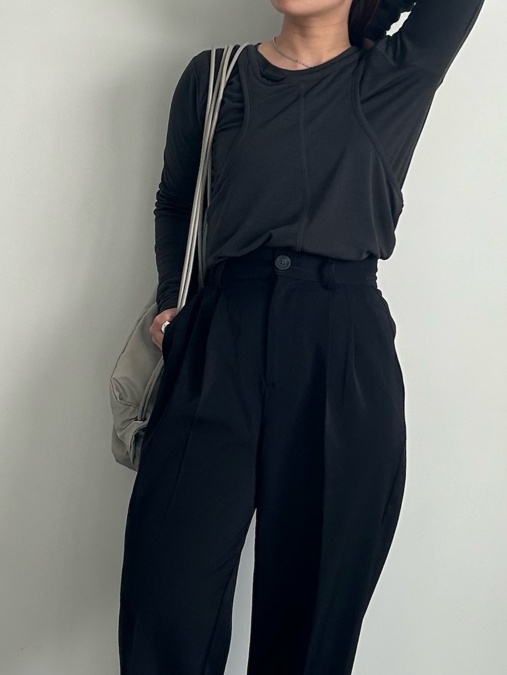「春コーデ、ブラック、ネイビー、ネイビーコーデ、低身長、低身長コーデ、低身長女子、骨格ウェーブ、イエベ春」｜「select MOCAの【4サイズ展開】ハイウエストセンタープレススラックス（スラックス、ブラック系）」を使った、Renaさん（骨格ウェーブ・レディース・151cm）の春コーディネートの7枚目の写真
