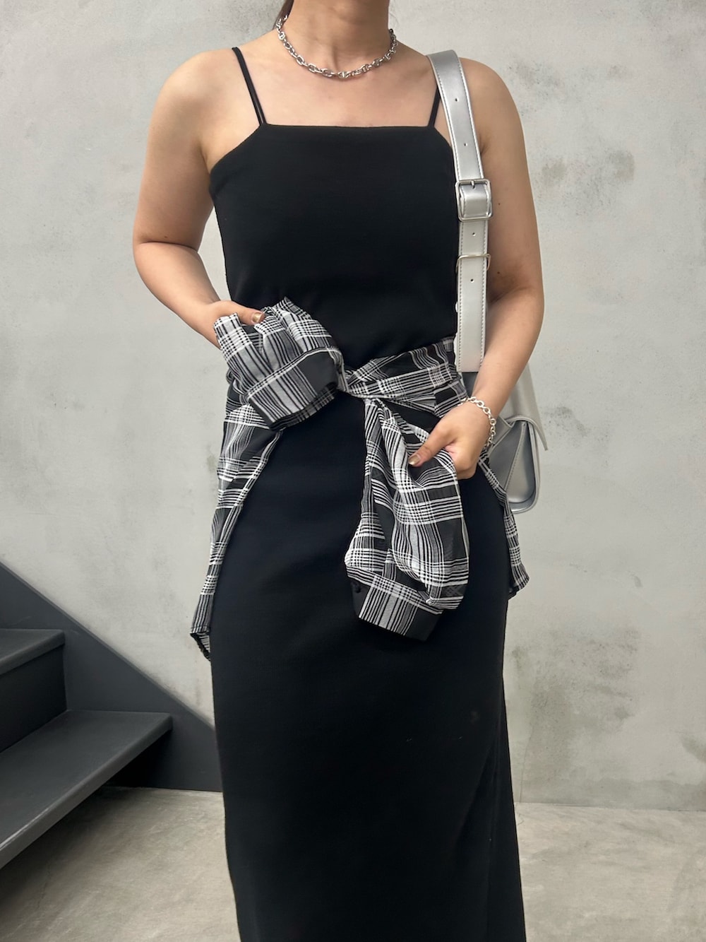 ホワイト系のショルダーバッグ、ブラック系のシャツ/ブラウス、ブラック系のワンピースを着用したレディースの夏コーディネートの4枚目の写真