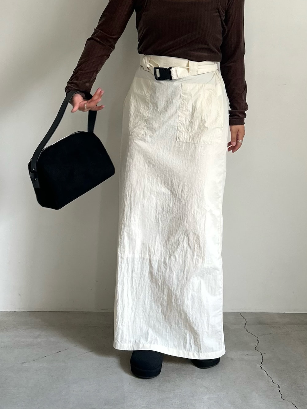 「秋コーデ、秋服、秋服準備はじめました、スカート、スカートスタイル、低身長、低身長コーデ、低身長女子、スタイルアップ、標準体型、大人カジュアル、大人かわいい」｜「select MOCA by sonのフェイクスエードワンハンドルバッグ（ハンドバッグ、ブラック系）」を使った、Renaさん（レディース・151cm）の夏コーディネートの3枚目の写真