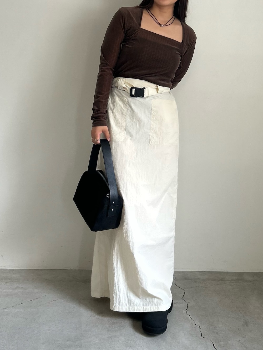 「秋コーデ、秋服、秋服準備はじめました、スカート、スカートスタイル、低身長、低身長コーデ、低身長女子、スタイルアップ、標準体型、大人カジュアル、大人かわいい」｜「select MOCA by sonのフェイクスエードワンハンドルバッグ（ハンドバッグ、ブラック系）」を使った、Renaさん（レディース・151cm）の夏コーディネートの5枚目の写真