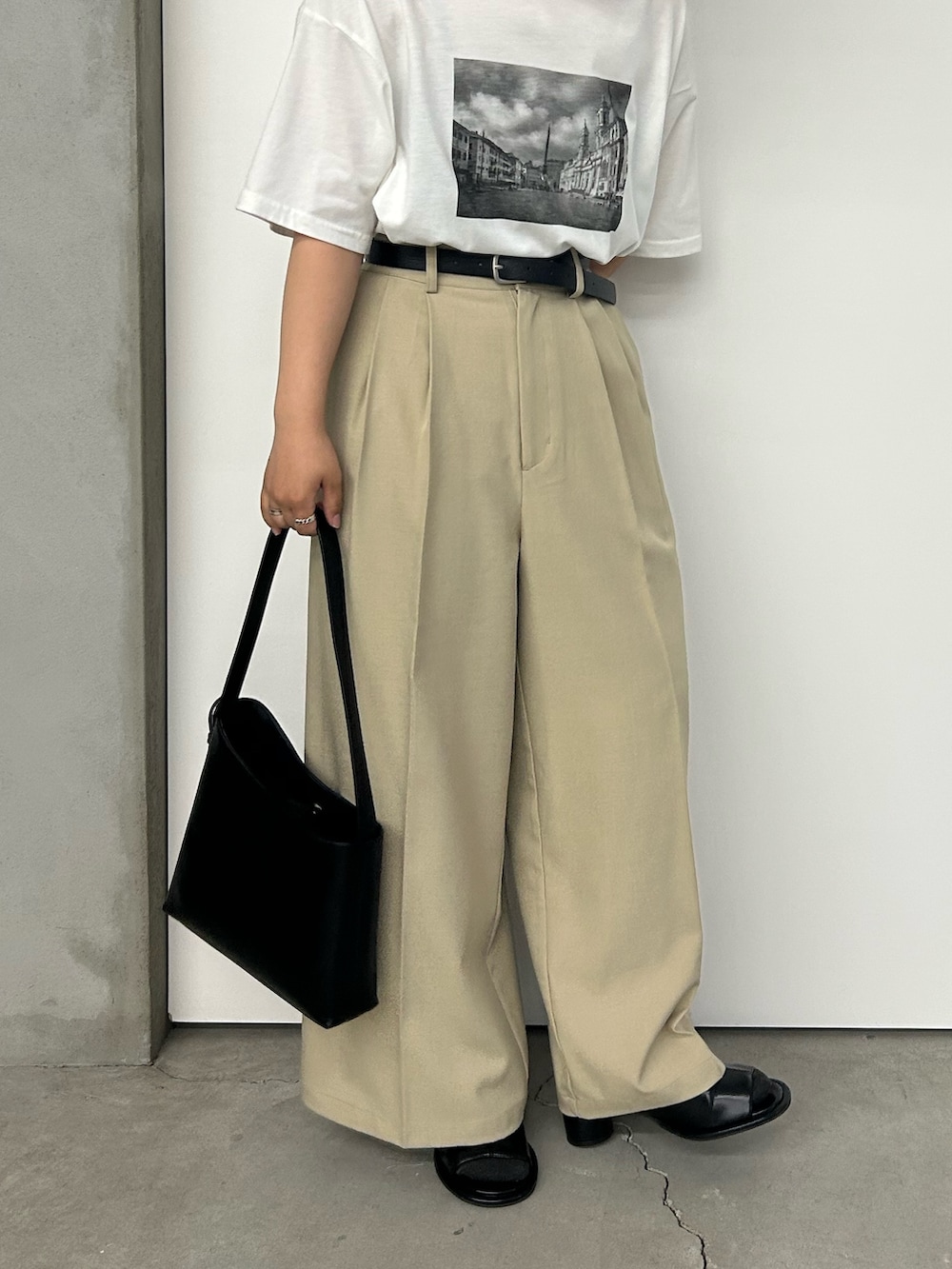 「シンプル、シンプルコーデ、シンプルスタイル、カジュアル、カジュアルコーデ、大人カジュアル、大人コーデ、大人女子、大人かわいい、プリントT、春夏コーデ、夏コーデ、夏だ！Tシャツ着よう！、低身長、低身長コーデ」｜「select MOCA by sonのセンタープレスタックワイドスラックス（スラックス、ベージュ系）」を使った、Renaさん（骨格ウェーブ・レディース・151cm）の春コーディネートの6枚目の写真