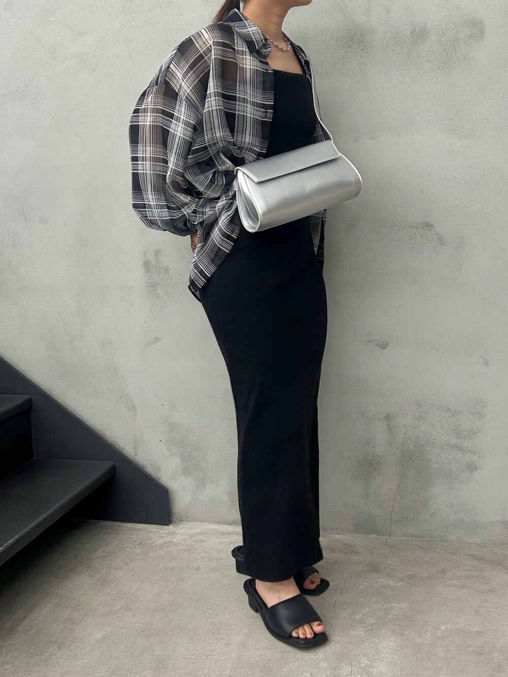 ホワイト系のショルダーバッグ、ブラック系のシャツ/ブラウス、ブラック系のワンピースを着用したレディースの夏コーディネートの7枚目の写真