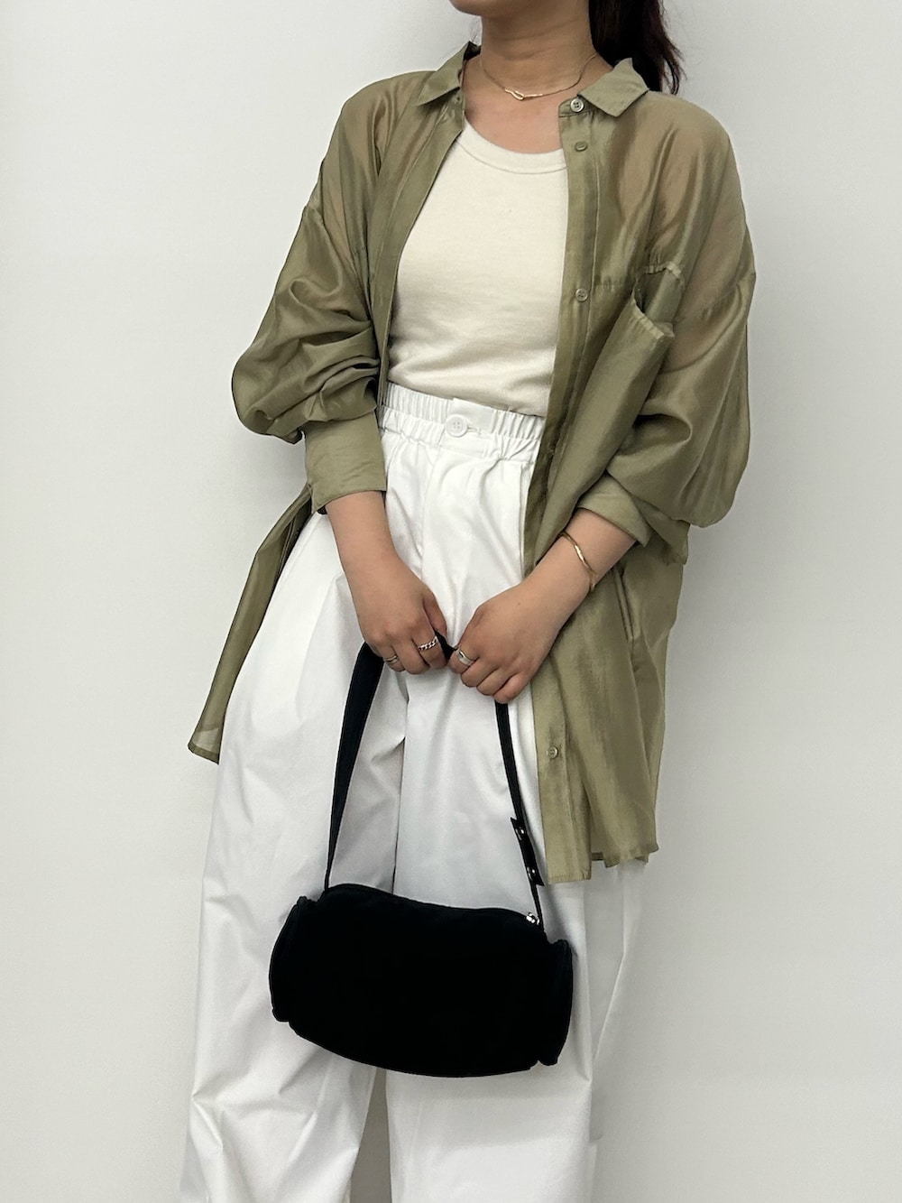 「シアートップス、シアーシャツ、サンダル、シャツスタイル、休日スタイル、お出かけコーデ、低身長コーデ、低身長、低身長女子、骨格ウェーブ、バルーンパンツ」｜「select MOCAのドロップフック2セットネックレス（ネックレス、ゴールド系）」を使った、Renaさん（骨格ウェーブ・レディース・151cm）の春コーディネートの3枚目の写真