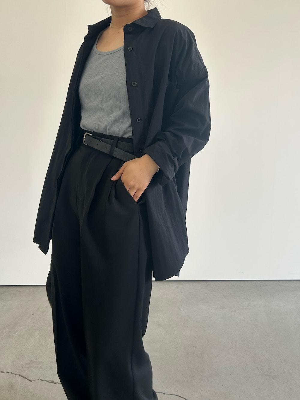「大人コーデ、大人女子、大人かわいい、バレエネック、スラックス、スラックスパンツ、シンプル、シンプルコーデ、シンプルスタイル、スニーカー、スニーカーコーデ、低身長、低身長コーデ、低身長女子、骨格ウェーブ」｜「select MOCAの【サイズ展開あり】2WAYストラップカップ付きベアキャミソール（キャミソール、グリーン系）」を使った、Renaさん（骨格ウェーブ・レディース・151cm）の春コーディネートの6枚目の写真