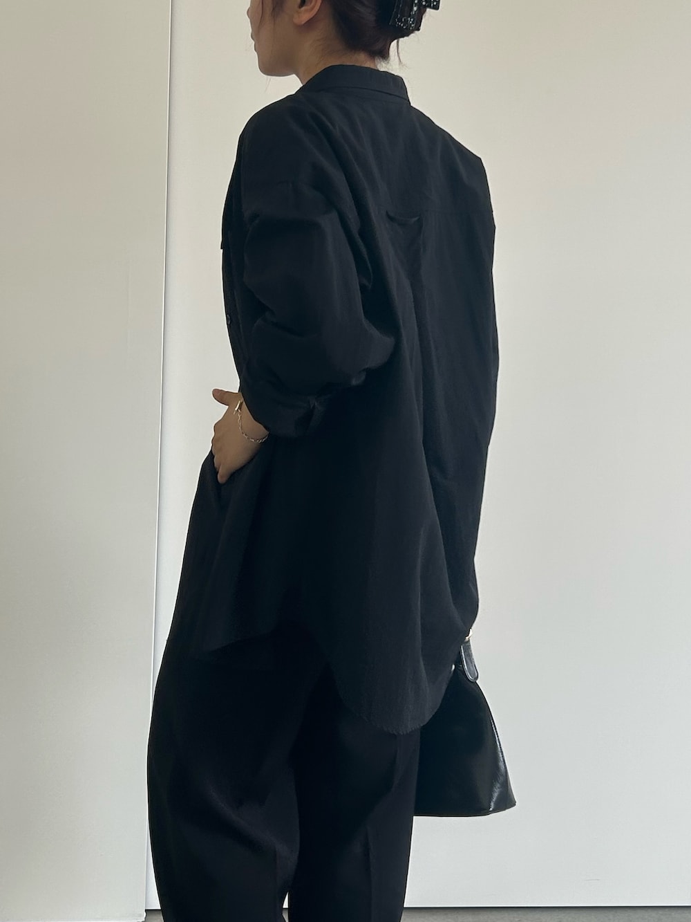 「大人コーデ、大人女子、大人かわいい、バレエネック、スラックス、スラックスパンツ、シンプル、シンプルコーデ、シンプルスタイル、スニーカー、スニーカーコーデ、低身長、低身長コーデ、低身長女子、骨格ウェーブ」｜「select MOCAの【サイズ展開あり】2WAYストラップカップ付きベアキャミソール（キャミソール、グリーン系）」を使った、Renaさん（骨格ウェーブ・レディース・151cm）の春コーディネートの9枚目の写真