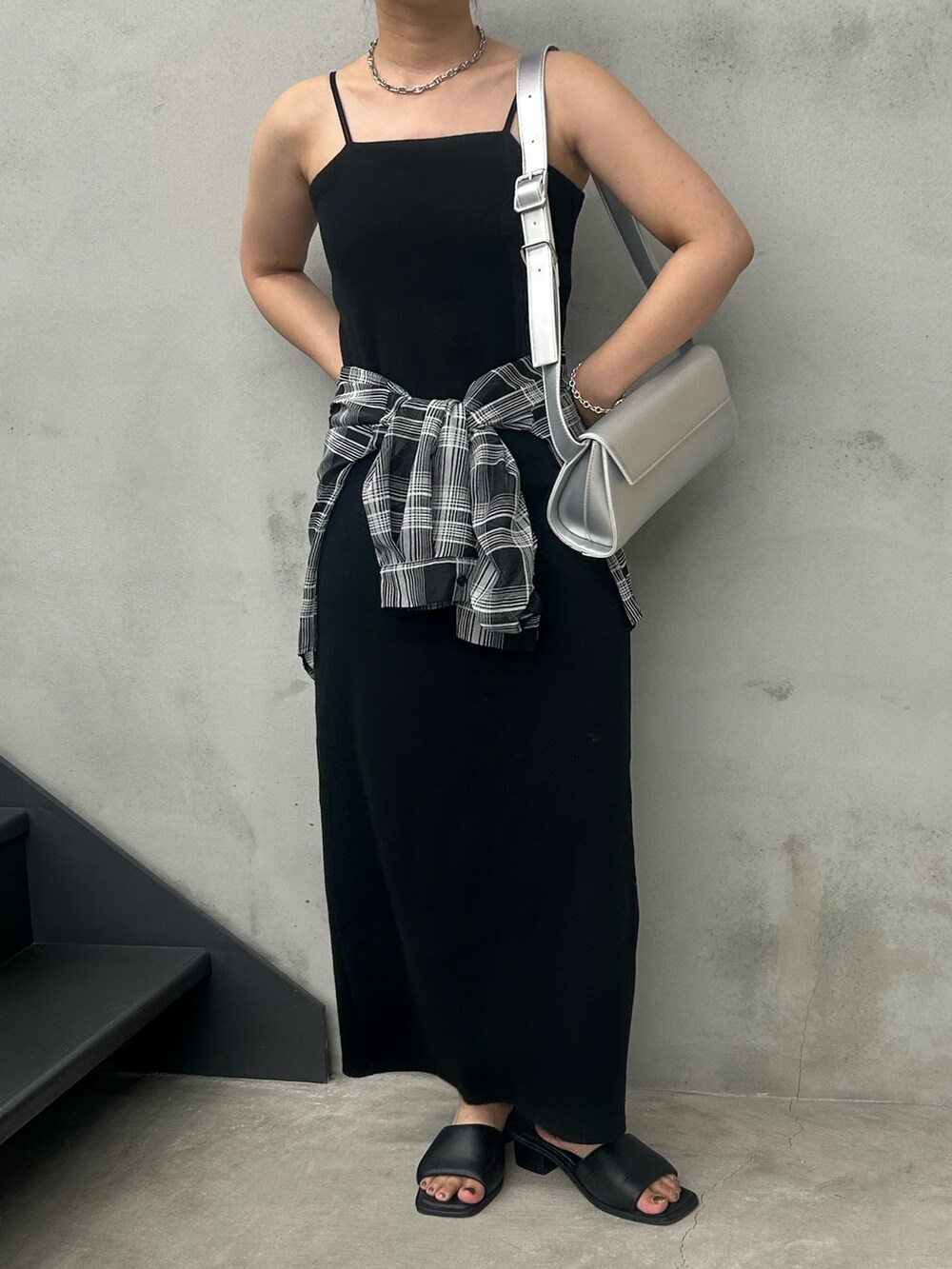 ホワイト系のショルダーバッグ、ブラック系のシャツ/ブラウス、ブラック系のワンピースを着用したレディースの夏コーディネートの3枚目の写真