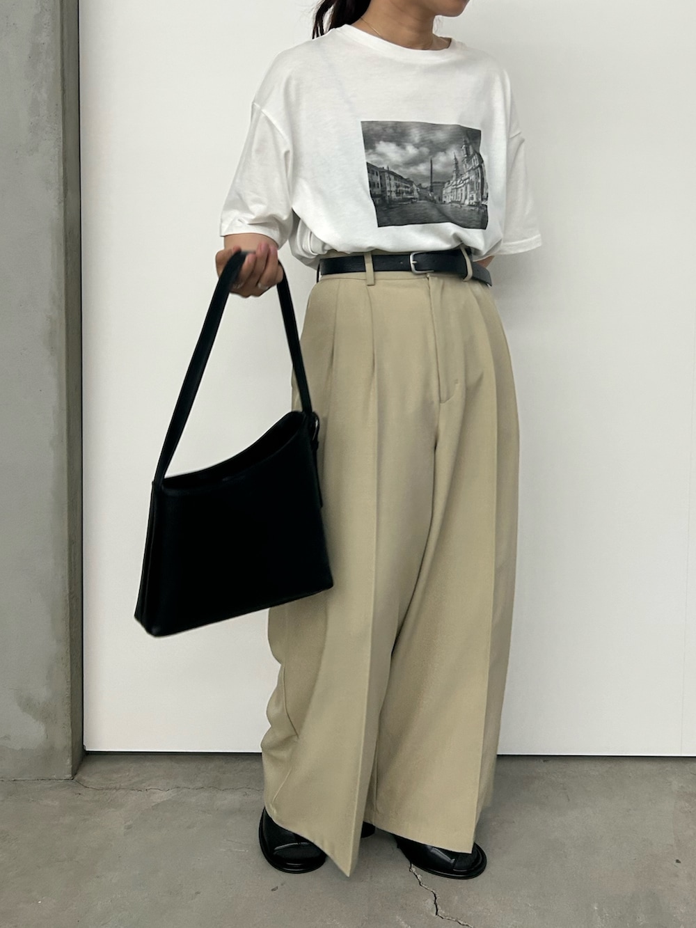 「シンプル、シンプルコーデ、シンプルスタイル、カジュアル、カジュアルコーデ、大人カジュアル、大人コーデ、大人女子、大人かわいい、プリントT、春夏コーデ、夏コーデ、夏だ！Tシャツ着よう！、低身長、低身長コーデ」｜「select MOCA by sonのセンタープレスタックワイドスラックス（スラックス、ベージュ系）」を使った、Renaさん（骨格ウェーブ・レディース・151cm）の春コーディネートの5枚目の写真