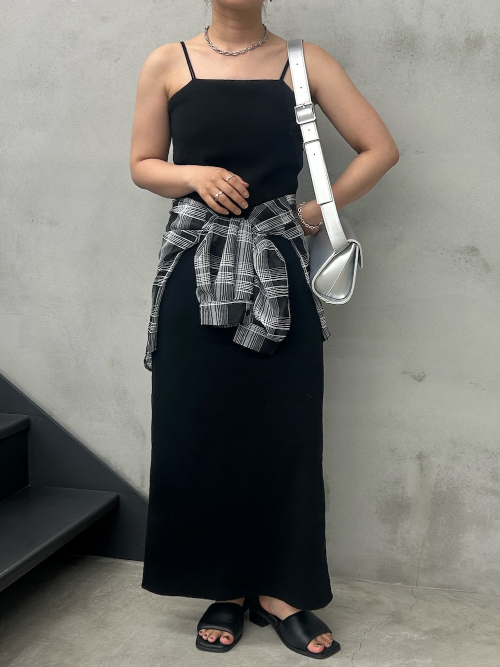 ホワイト系のショルダーバッグ、ブラック系のシャツ/ブラウス、ブラック系のワンピースを着用したレディースの夏コーディネートの5枚目の写真