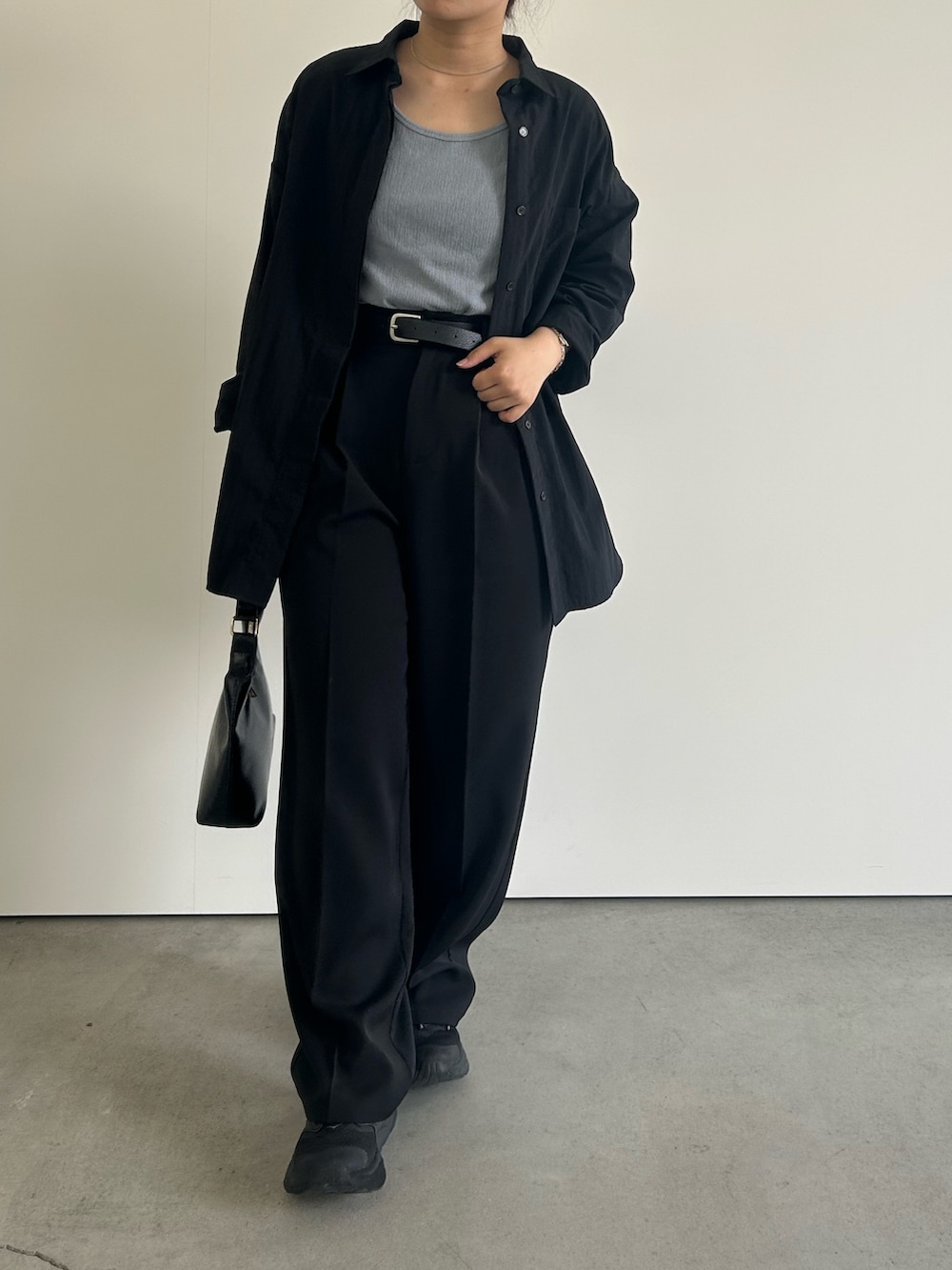 「大人コーデ、大人女子、大人かわいい、バレエネック、スラックス、スラックスパンツ、シンプル、シンプルコーデ、シンプルスタイル、スニーカー、スニーカーコーデ、低身長、低身長コーデ、低身長女子、骨格ウェーブ」｜「select MOCAの【サイズ展開あり】2WAYストラップカップ付きベアキャミソール（キャミソール、グリーン系）」を使った、Renaさん（骨格ウェーブ・レディース・151cm）の春コーディネートの7枚目の写真