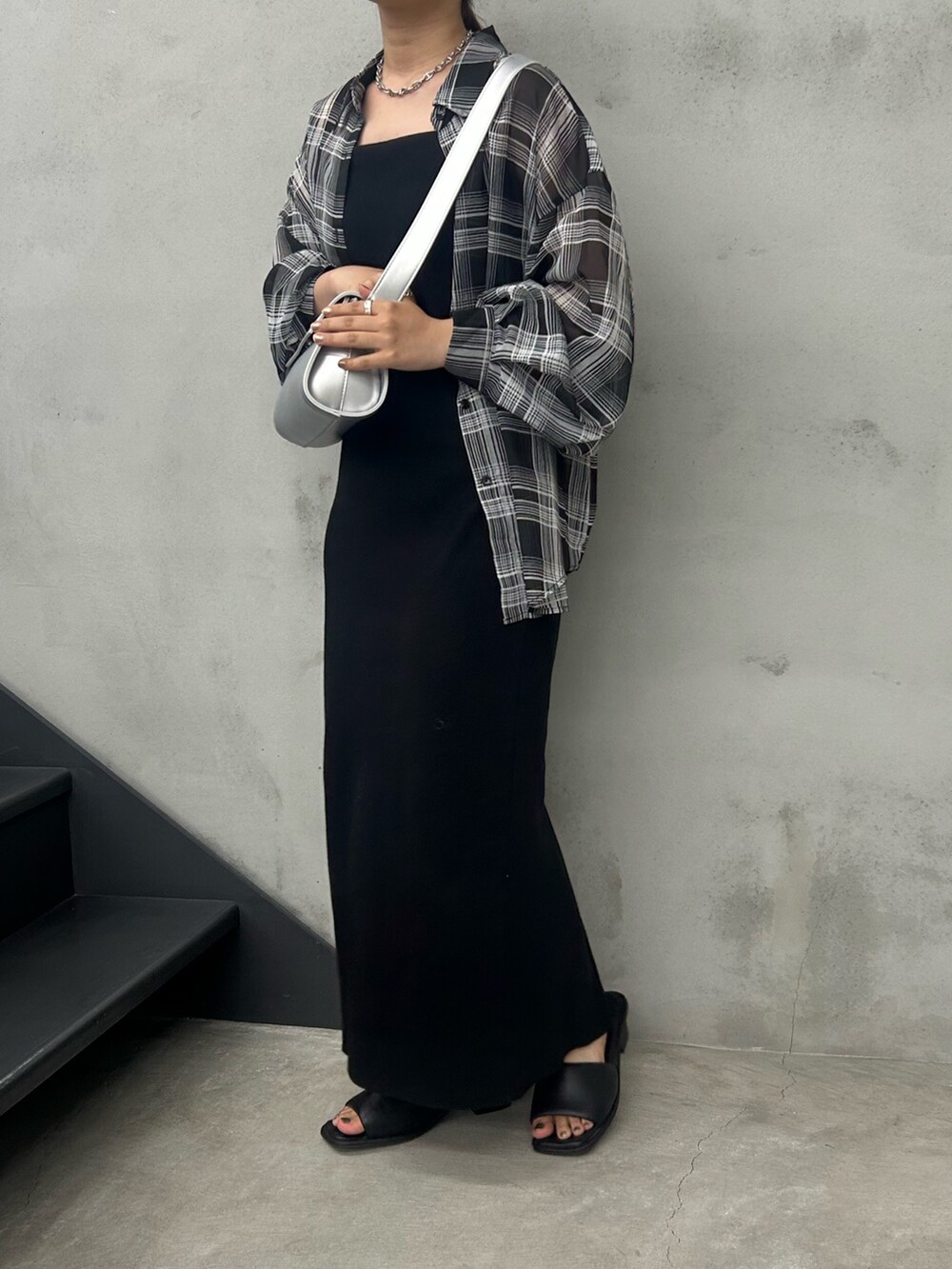 ホワイト系のショルダーバッグ、ブラック系のシャツ/ブラウス、ブラック系のワンピースを着用したレディースの夏コーディネートの8枚目の写真