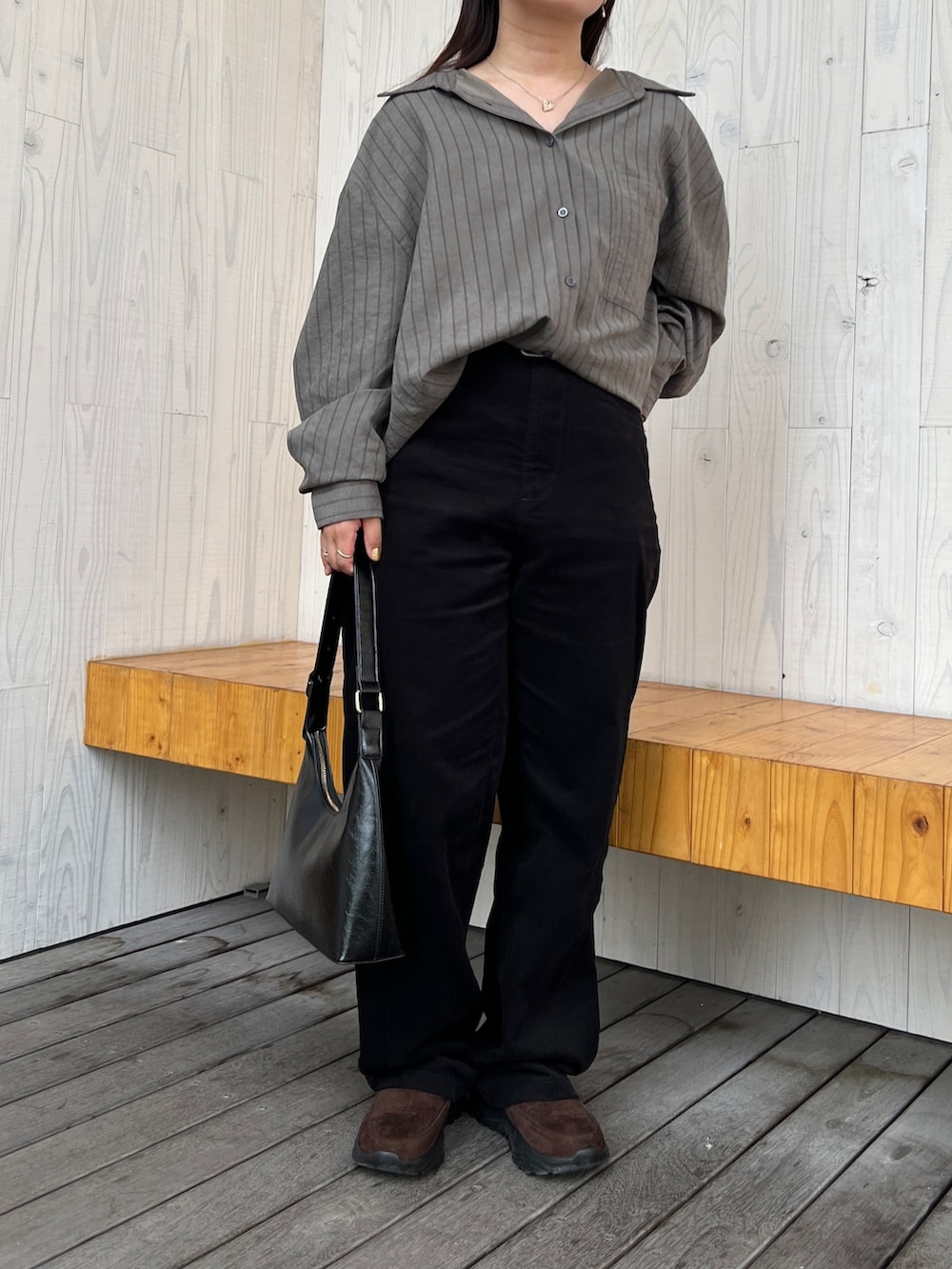 グレー系のシャツ/ブラウス、ブラウン系のスニーカー、ブラック系のハンドバッグを着用したレディースの夏コーディネートの7枚目の写真