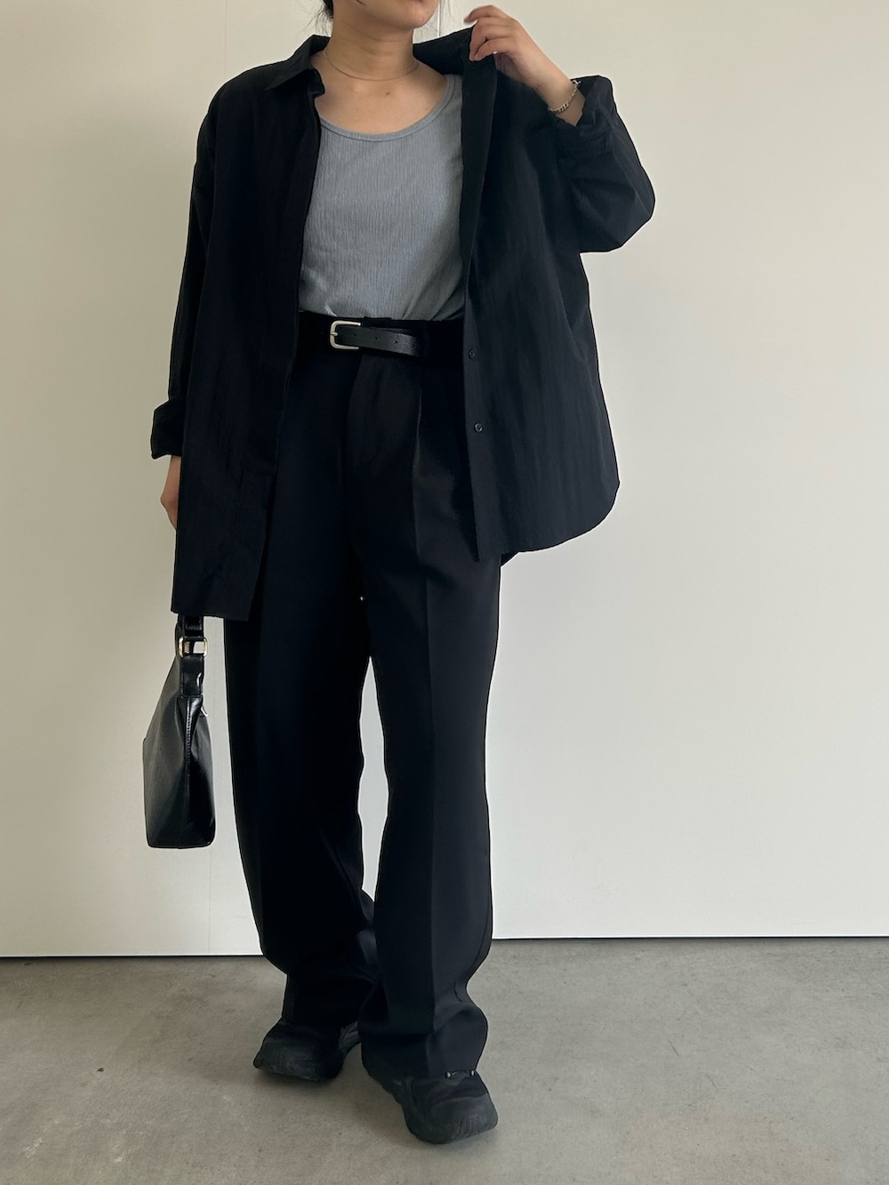 「大人コーデ、大人女子、大人かわいい、バレエネック、スラックス、スラックスパンツ、シンプル、シンプルコーデ、シンプルスタイル、スニーカー、スニーカーコーデ、低身長、低身長コーデ、低身長女子、骨格ウェーブ」｜「select MOCAの【サイズ展開あり】2WAYストラップカップ付きベアキャミソール（キャミソール、グリーン系）」を使った、Renaさん（骨格ウェーブ・レディース・151cm）の春コーディネートの8枚目の写真