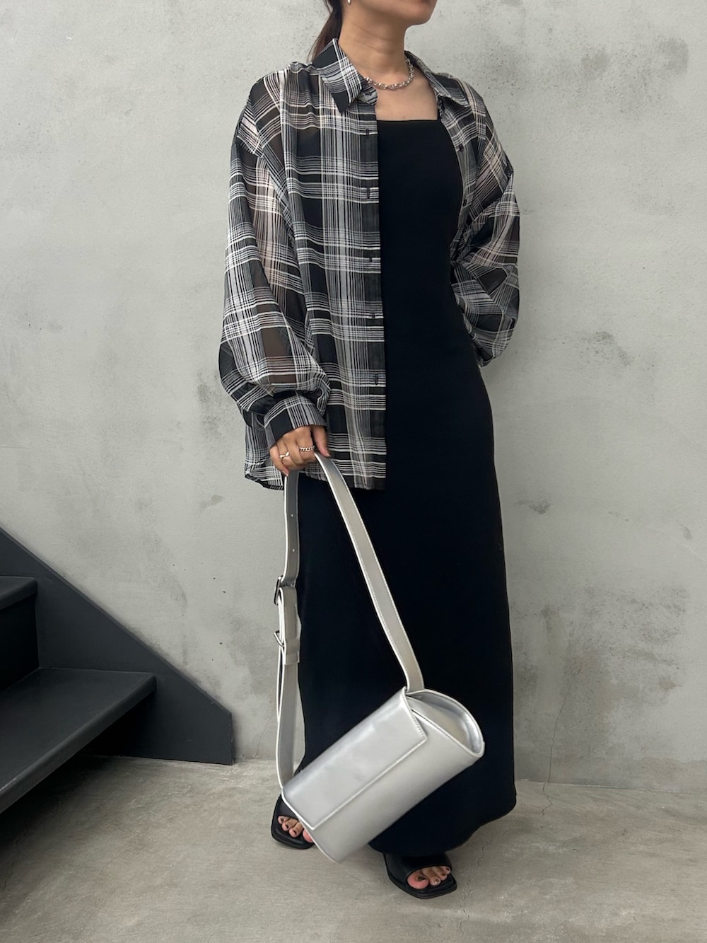 ホワイト系のショルダーバッグ、ブラック系のシャツ/ブラウス、ブラック系のワンピースを着用したレディースの夏コーディネートの2枚目の写真