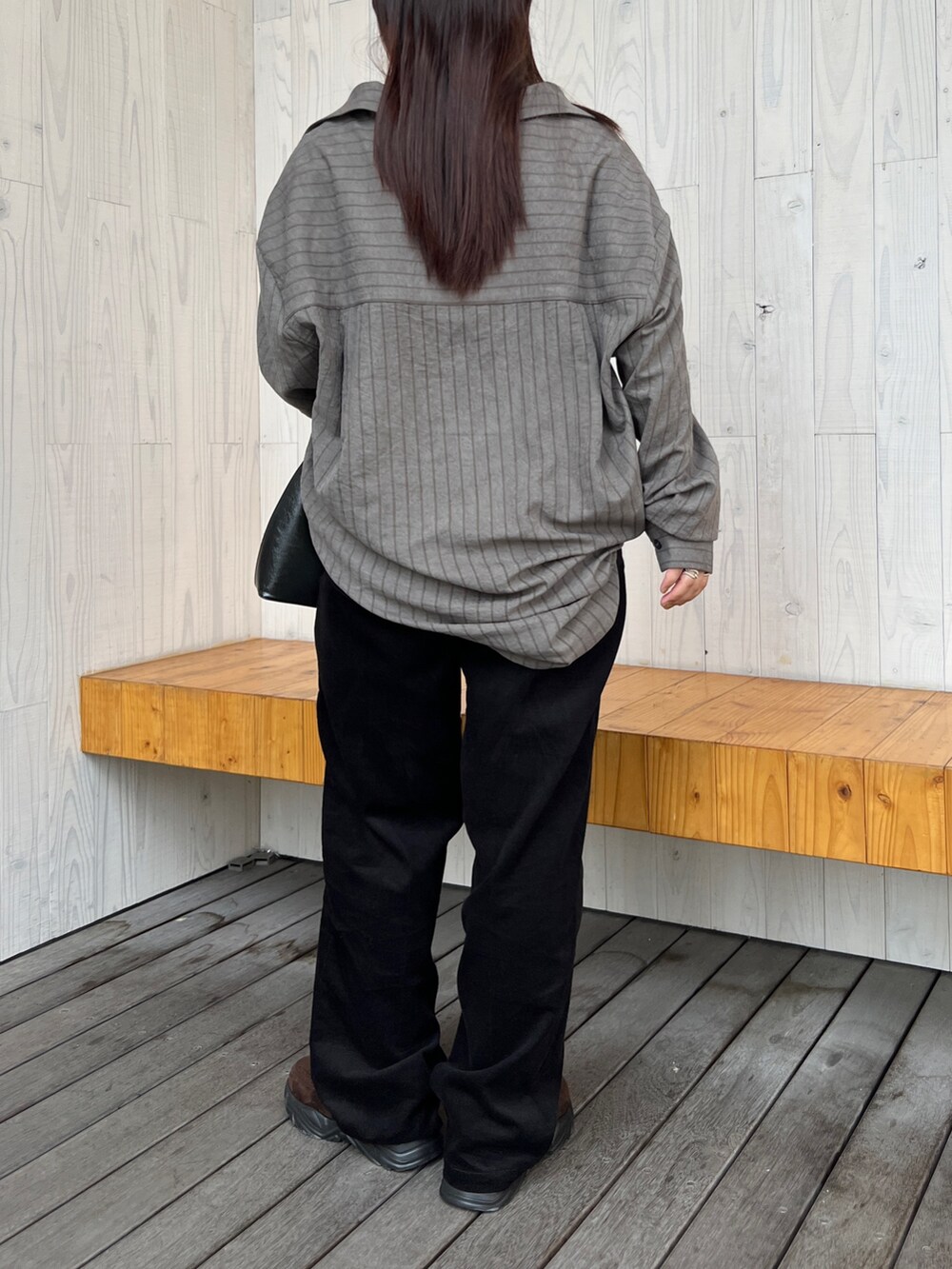 グレー系のシャツ/ブラウス、ブラウン系のスニーカー、ブラック系のハンドバッグを着用したレディースの夏コーディネートの2枚目の写真